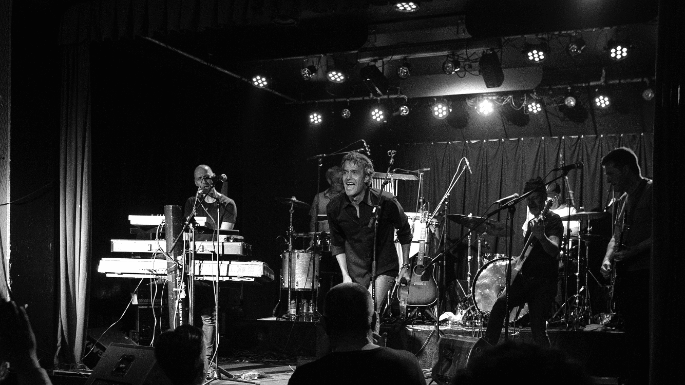 sort/hvid scene. Mand optræder