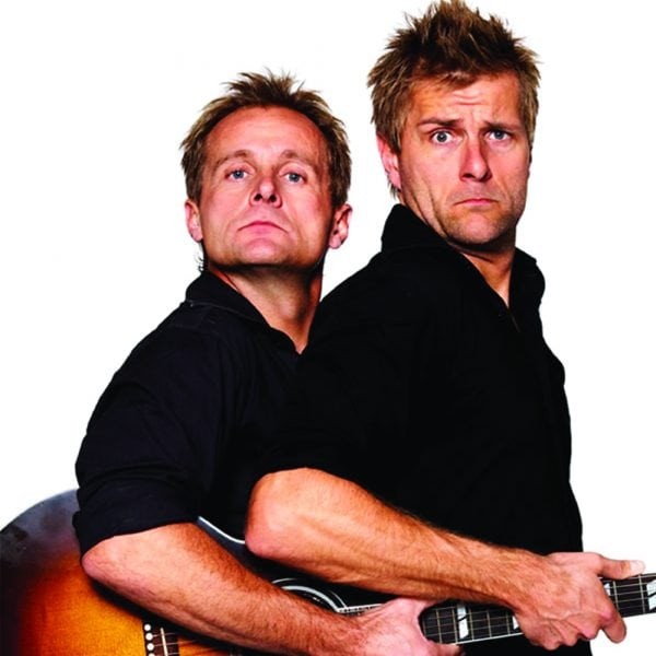 2Kolling fra kassen står med samme guitar