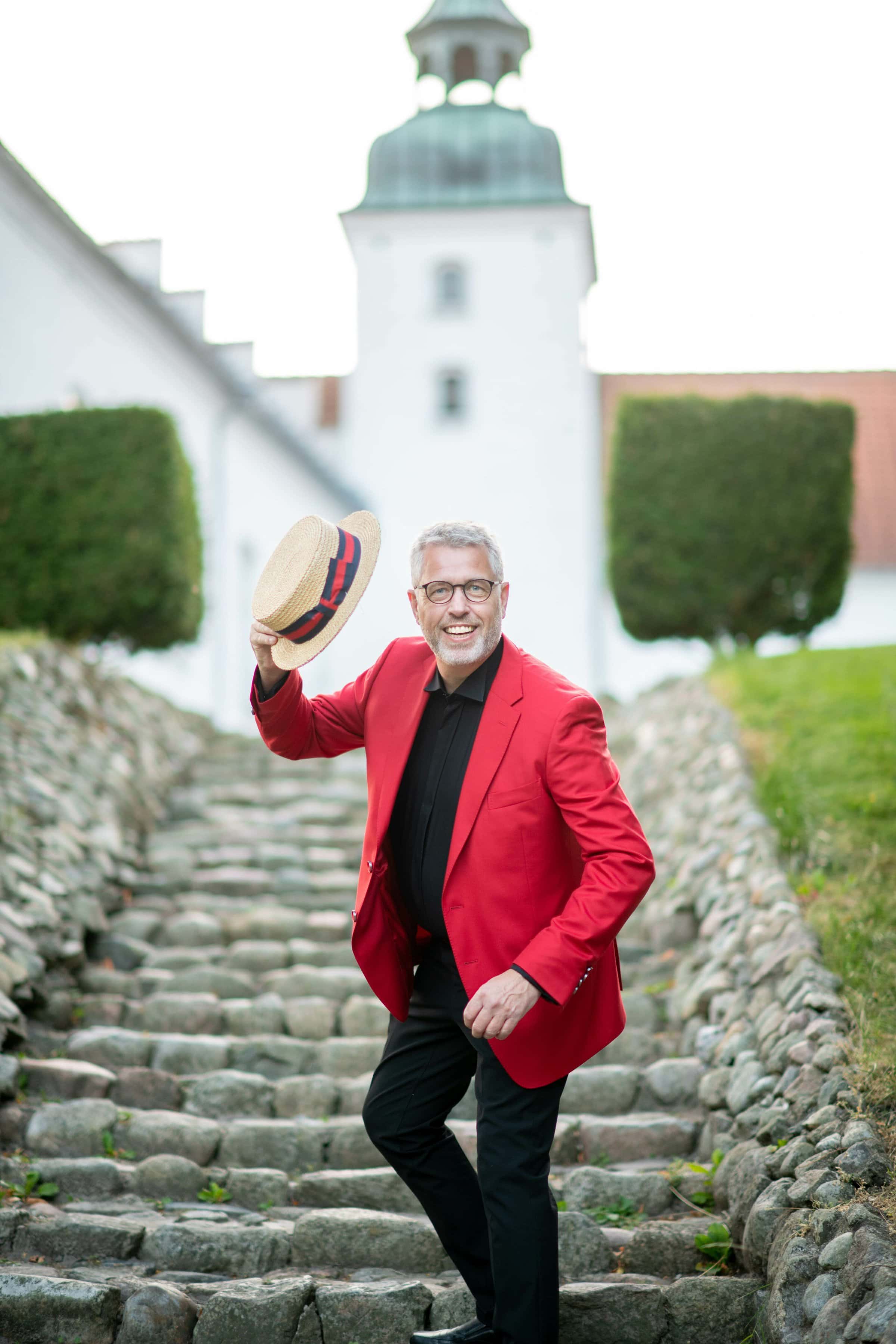 Peter Maler fra Gjøl - holder hat og går ned ad trappe