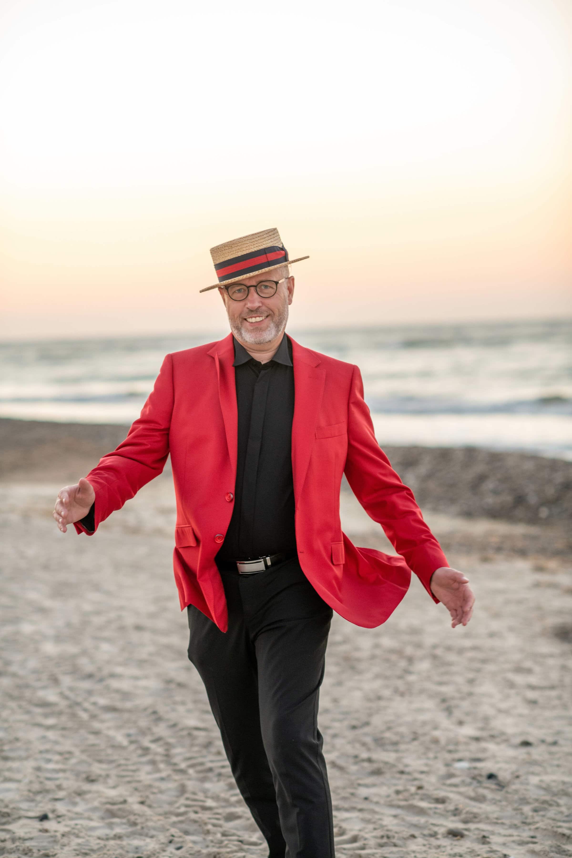 Peter Maler fra Gjøl i bevægelse på strand
