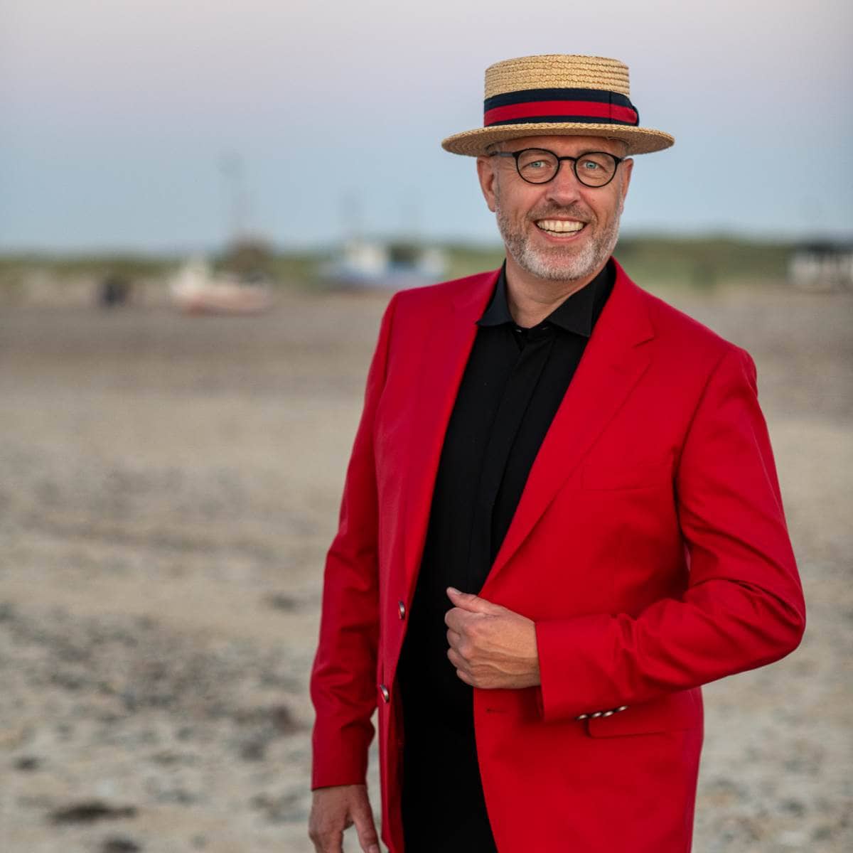 Peter Maler fra Gjøl - stranden, holder på sin jakke