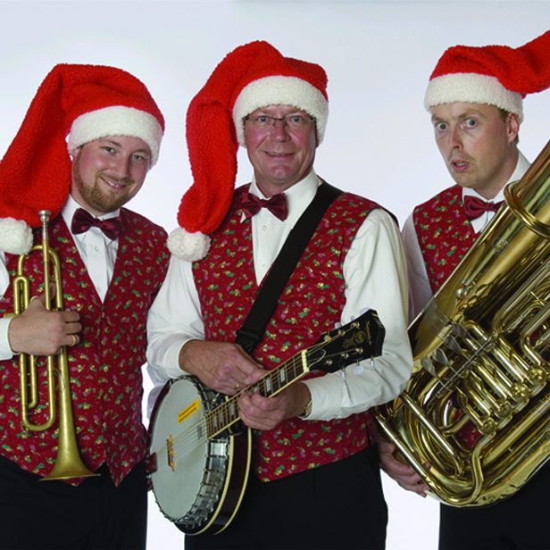 3 Nisser på Spil med nissetøj ved hvid baggrund