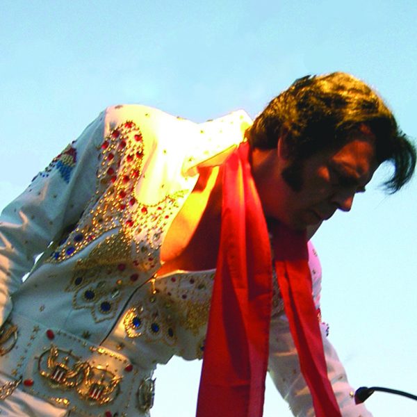 A Touch of Elvis iført jakke med blå baggrund