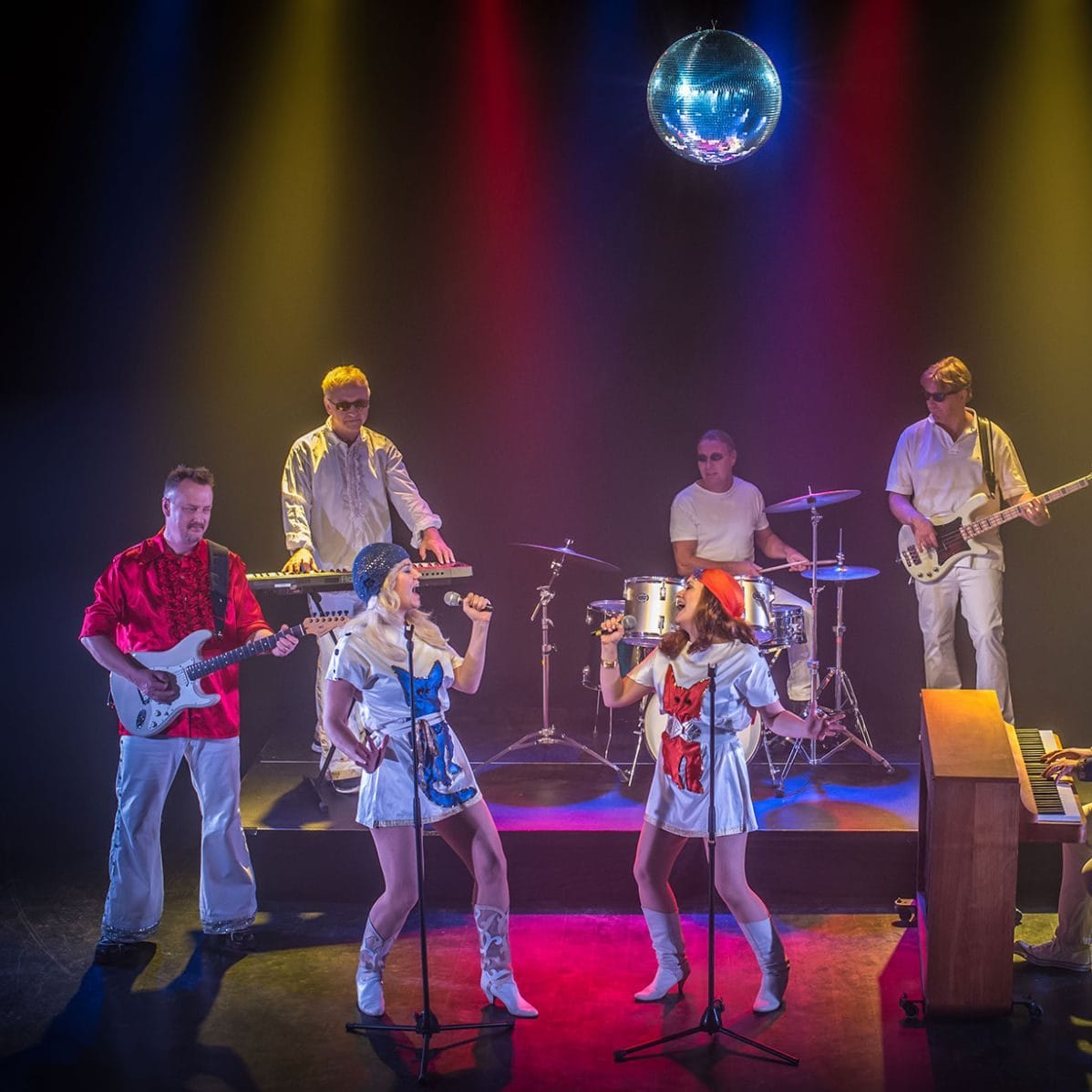 ABBA Revival Band på scene med røde og gule farver