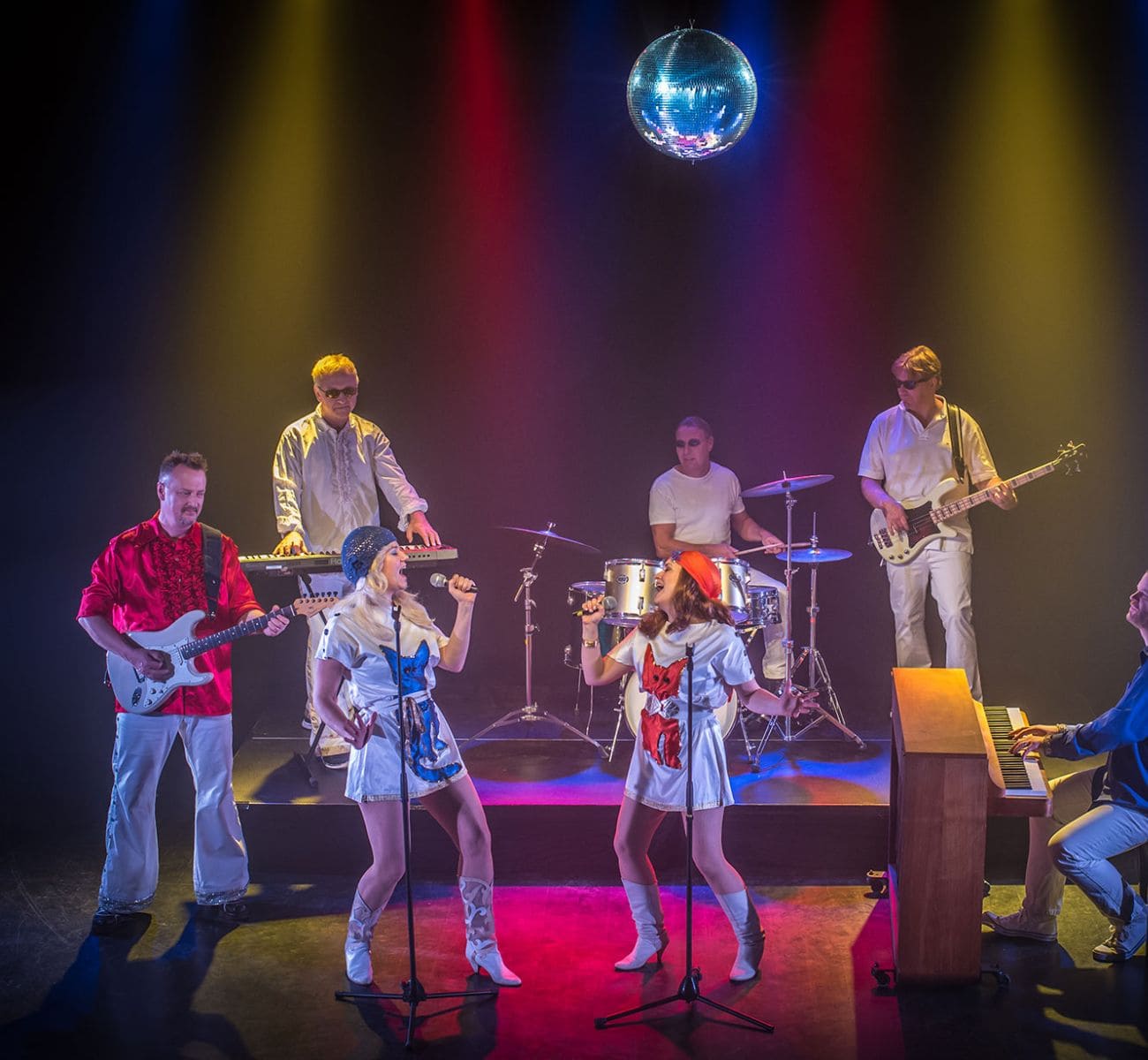ABBA Revival Band syv personer optræder