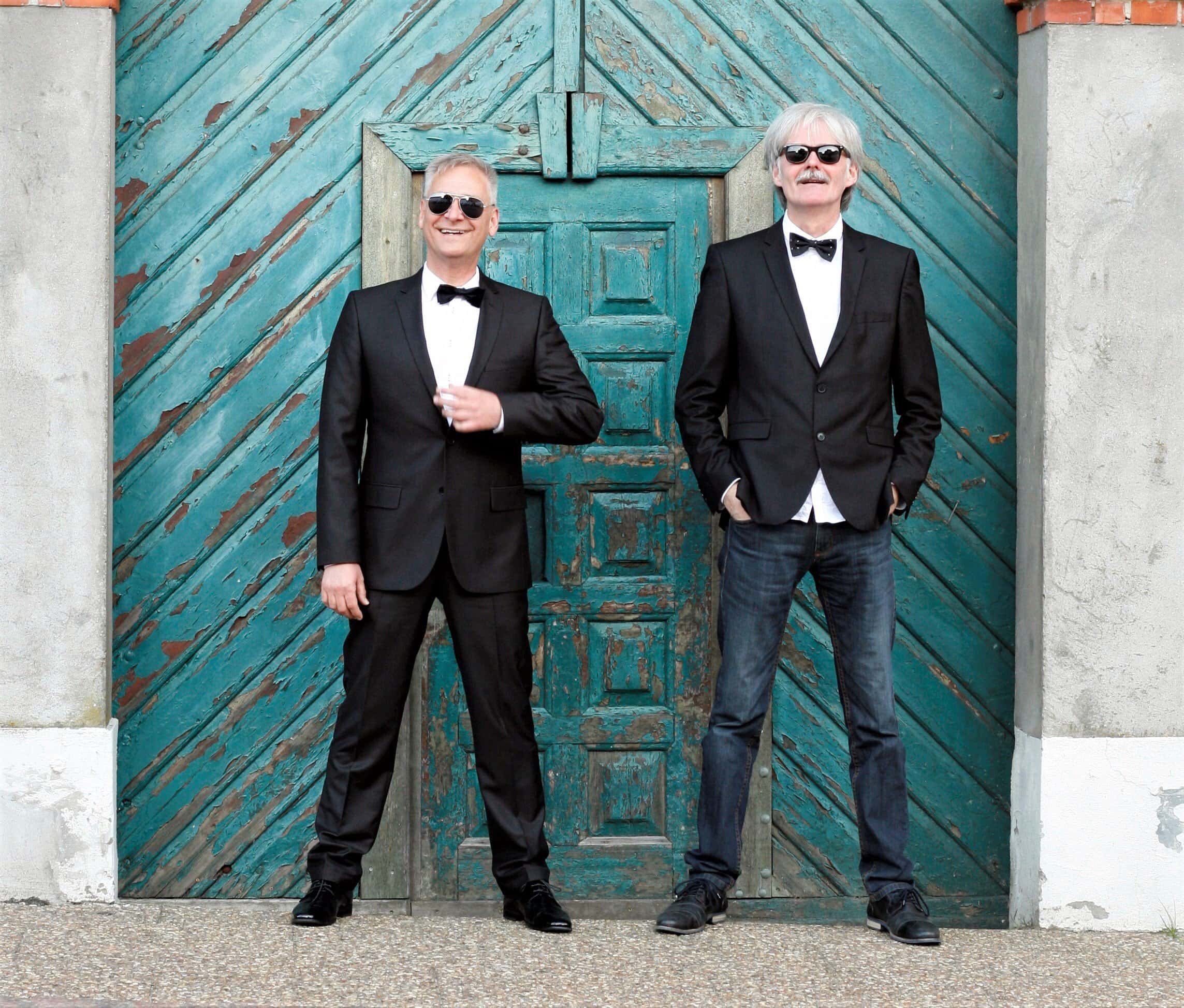 to mænd med solbriller blå dør