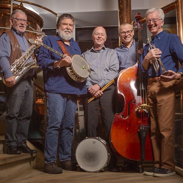 All-time Jazz Band stående med instrumenter indendørs