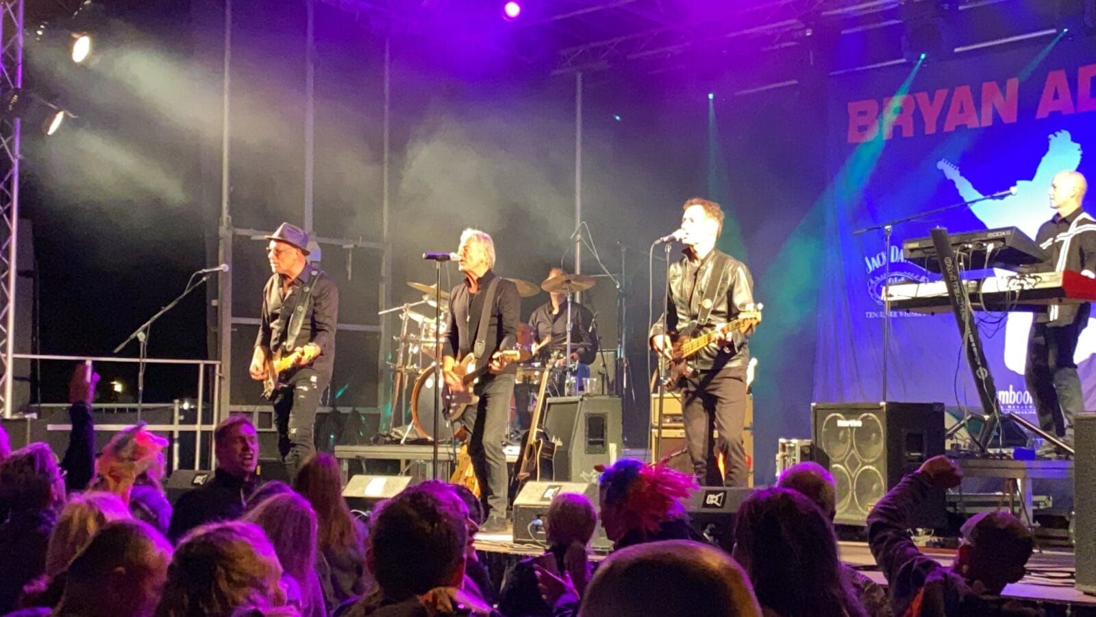 BAJ på scenen med publikum