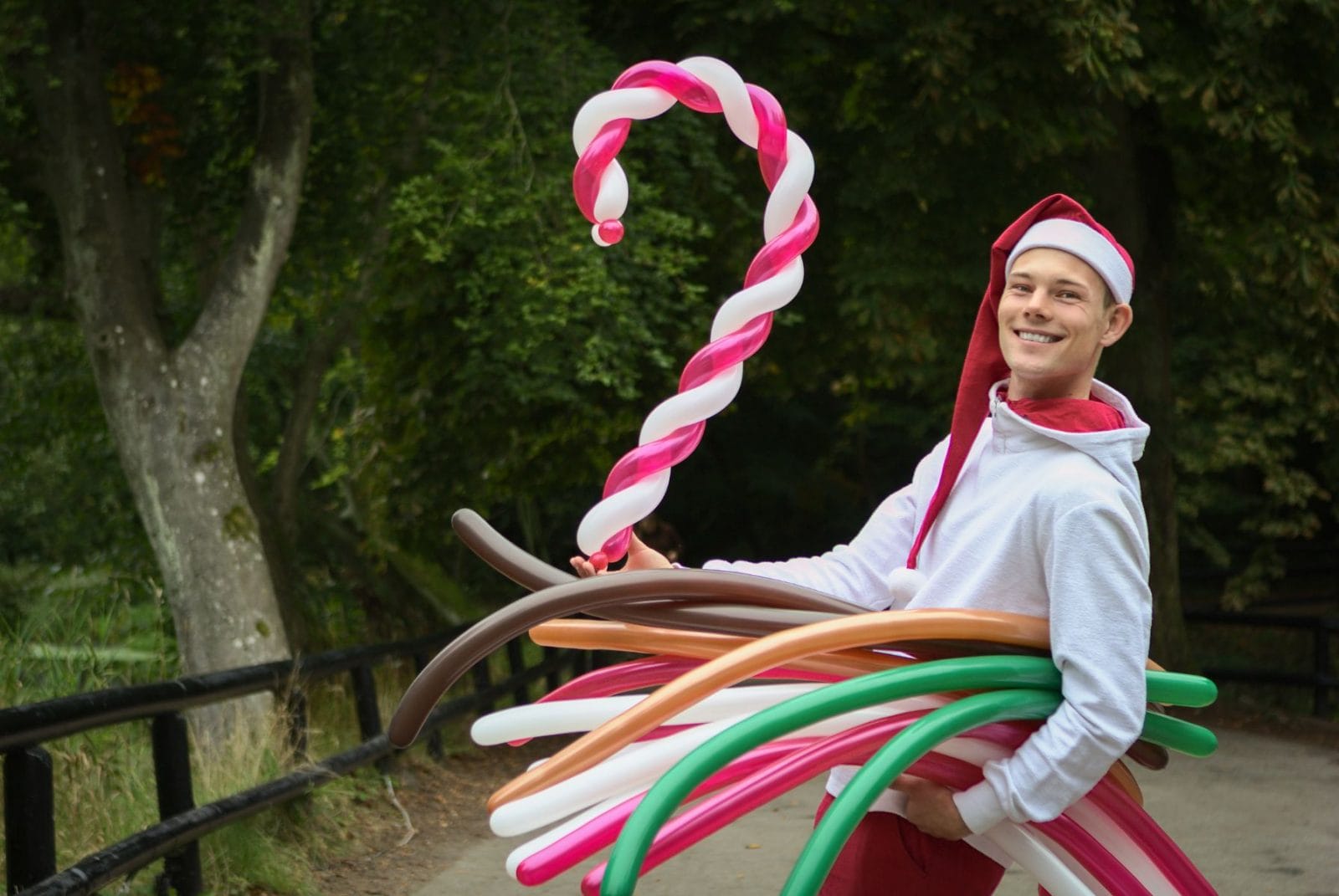 Ballonnissen med nissehue og hvid hoodie