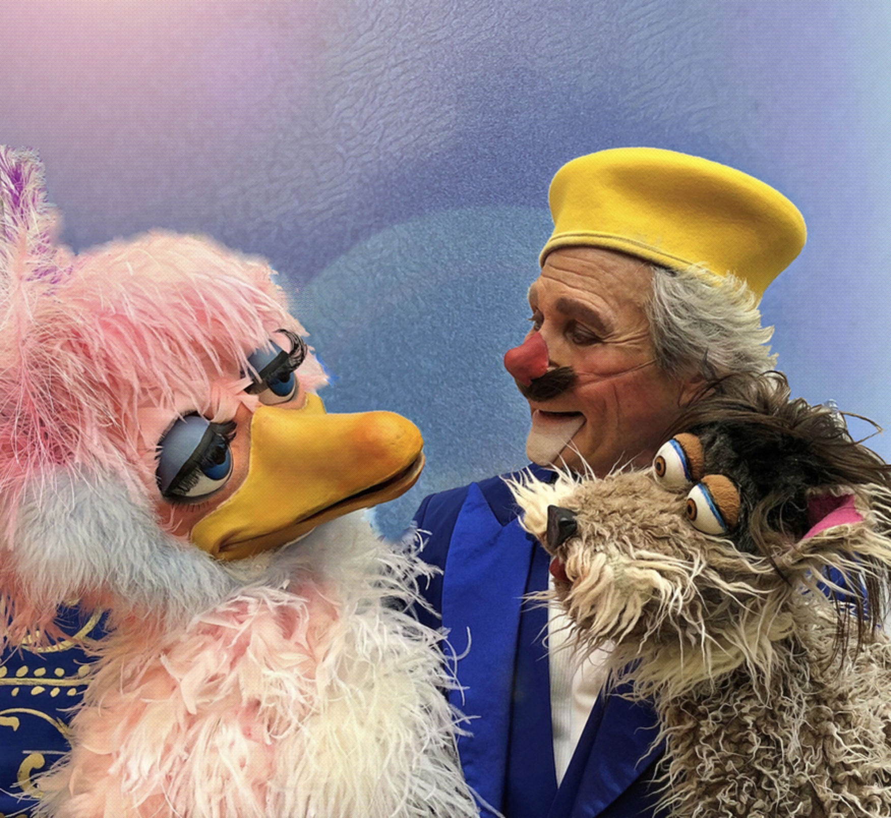 Benny Schumann med gul hat og fugl