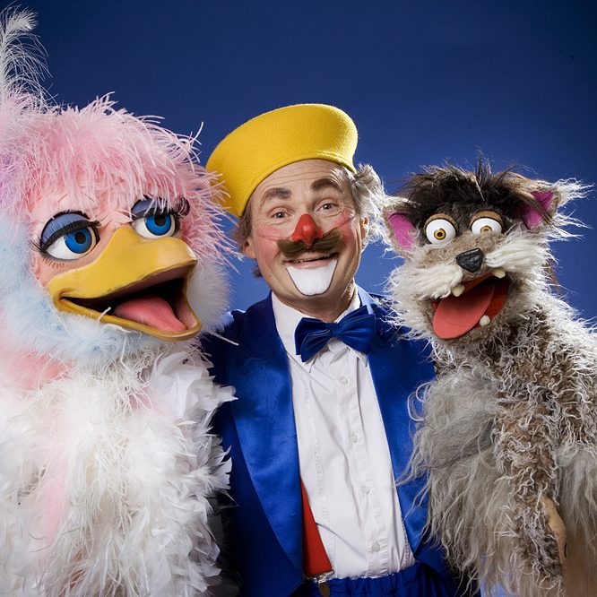 Benny Schumann med blå baggrund og dyr