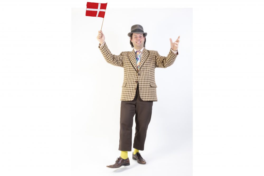 Danmarks Bedste Benny står på ét ben og flager