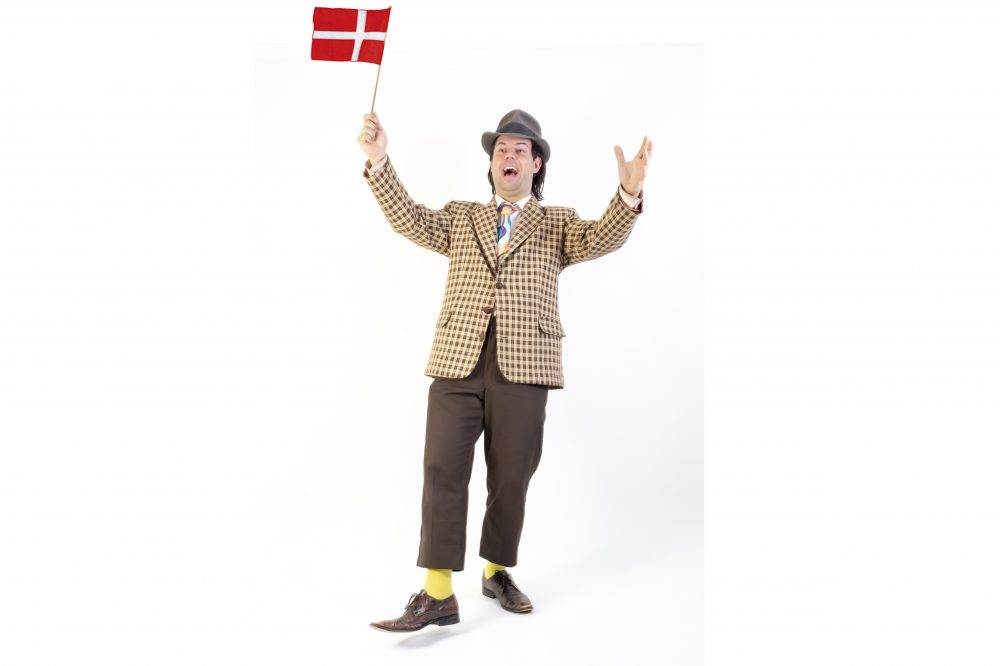 Danmarks Bedste Benny med flag og åbne arme