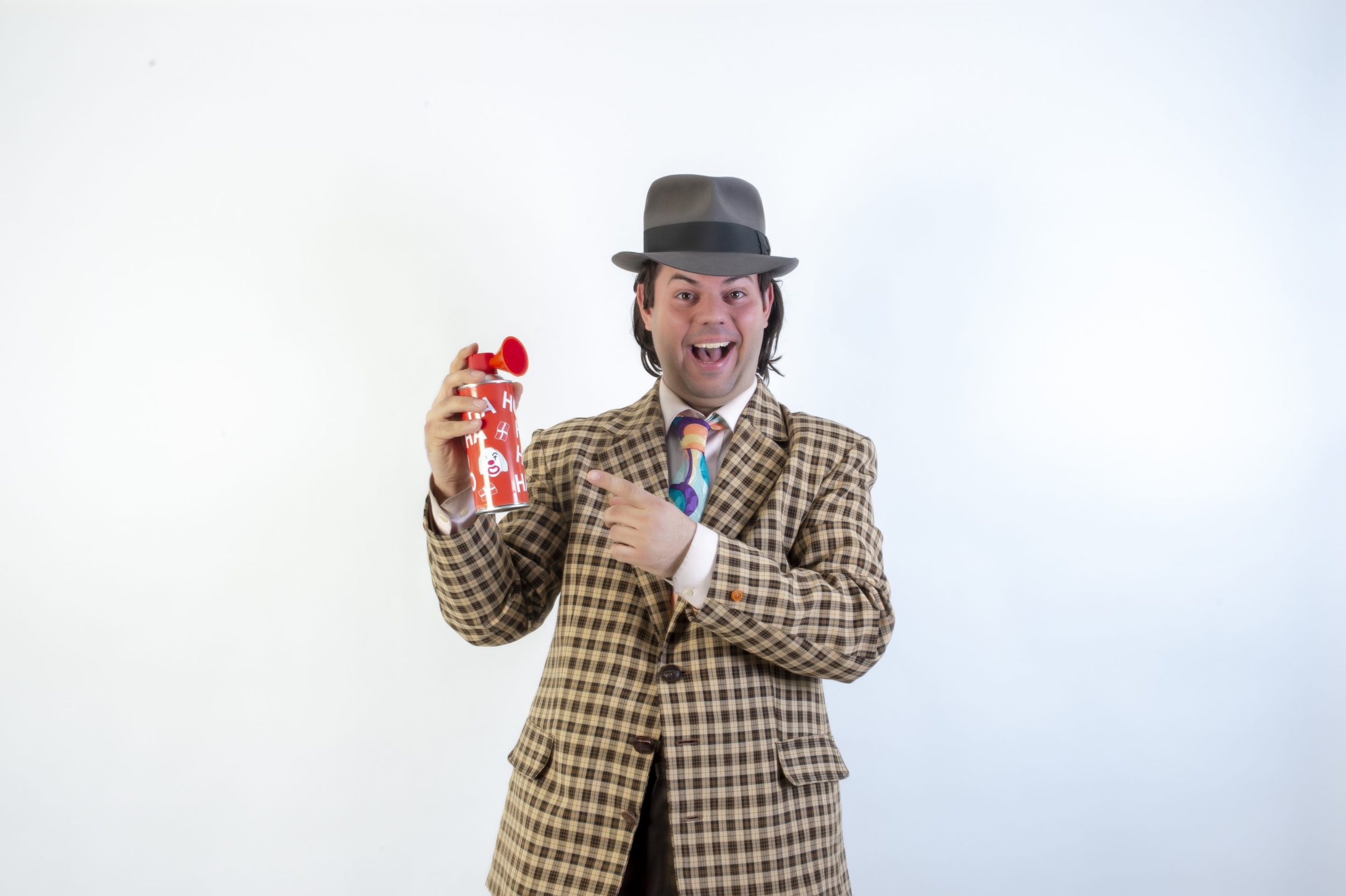 Danmarks Bedste Benny peger på båthorn