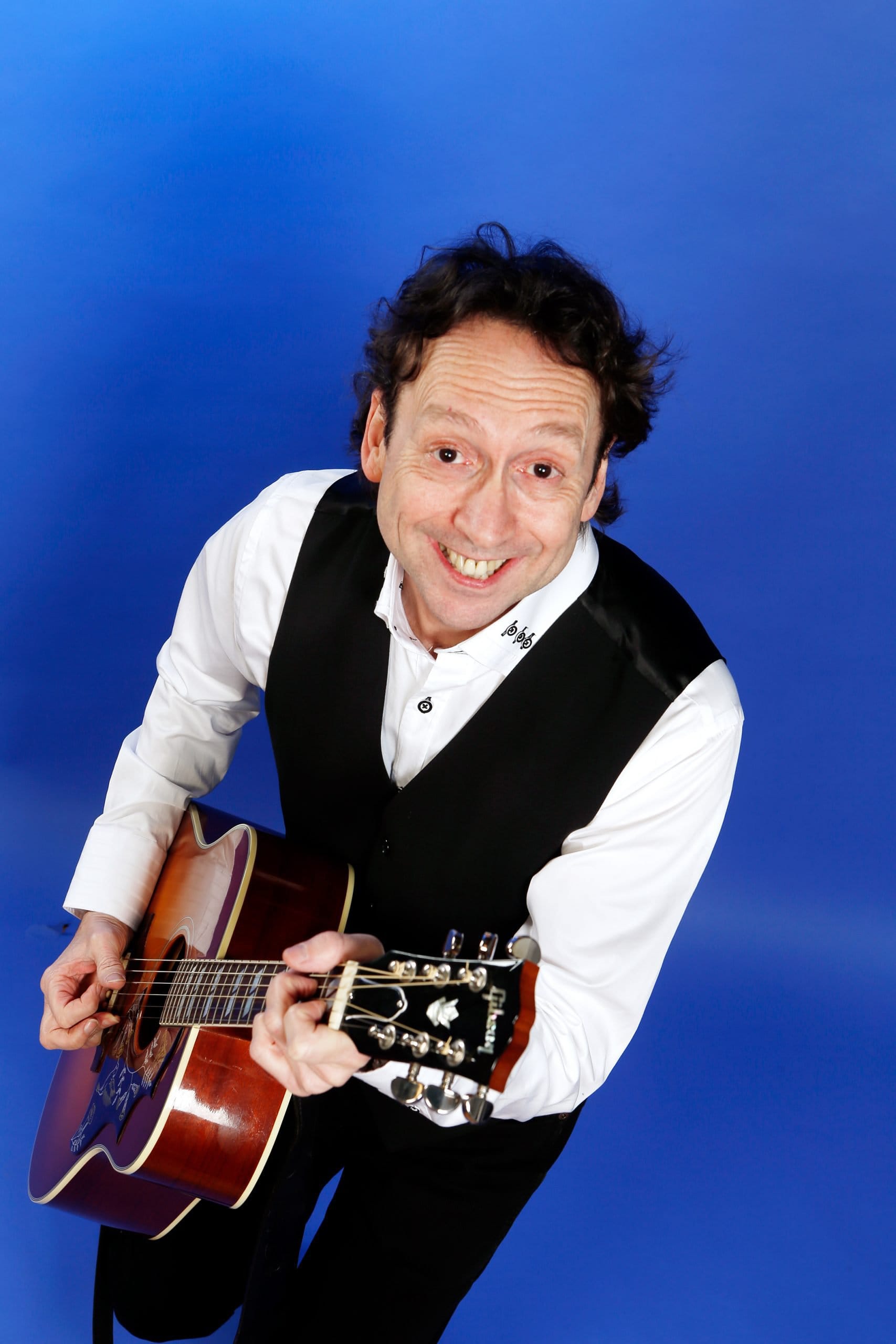 Bertel Abildgaard med guitar og blå baggrund