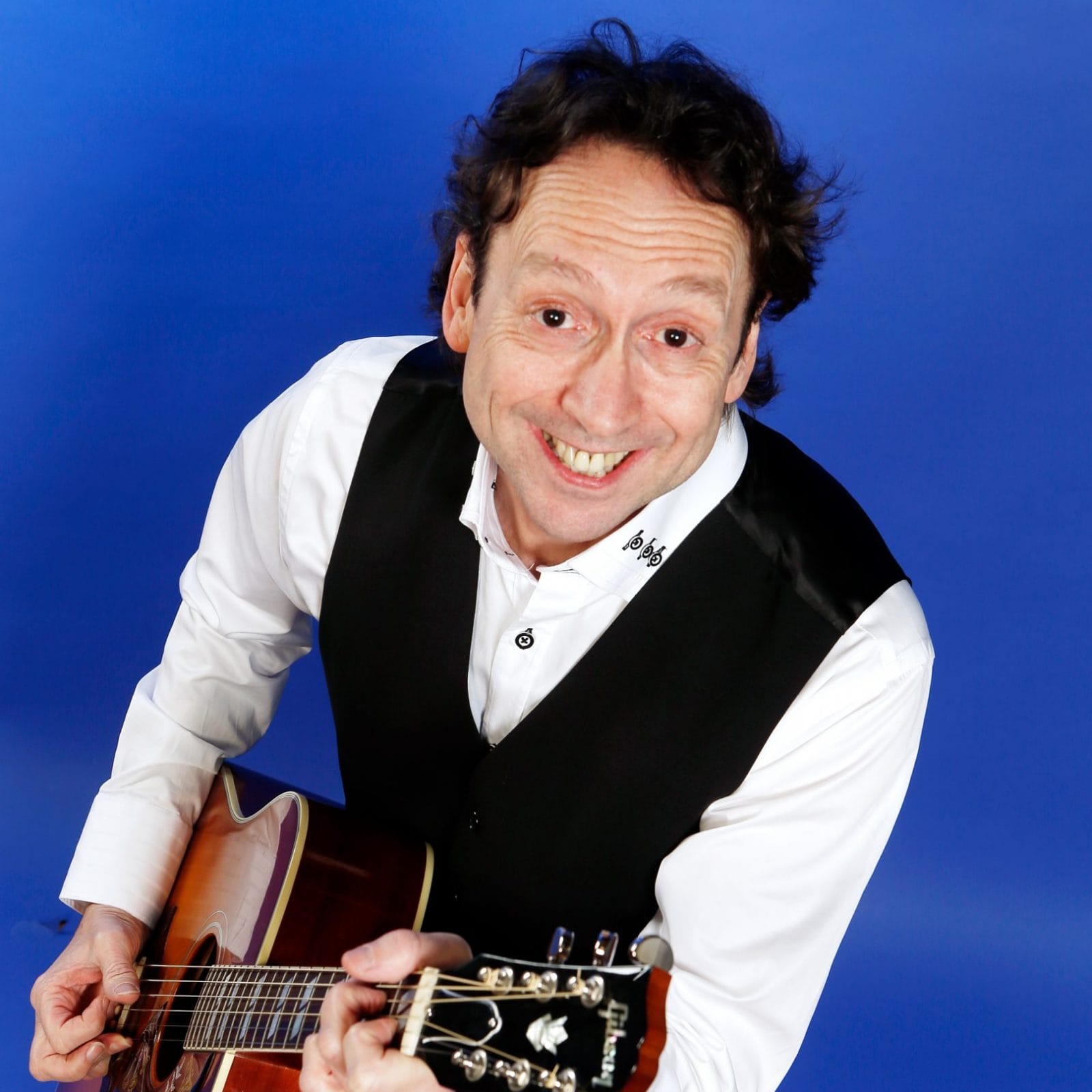 Bertel Abildgaard bøjet forover med sin guitar