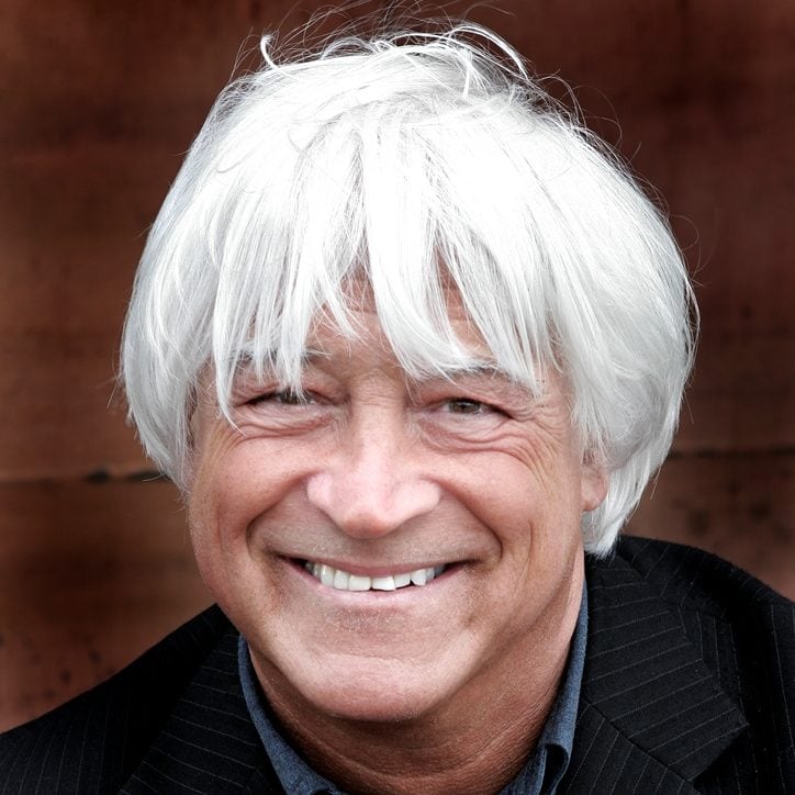 Billy Cross Band med skjorte og jakke ved brun baggrund