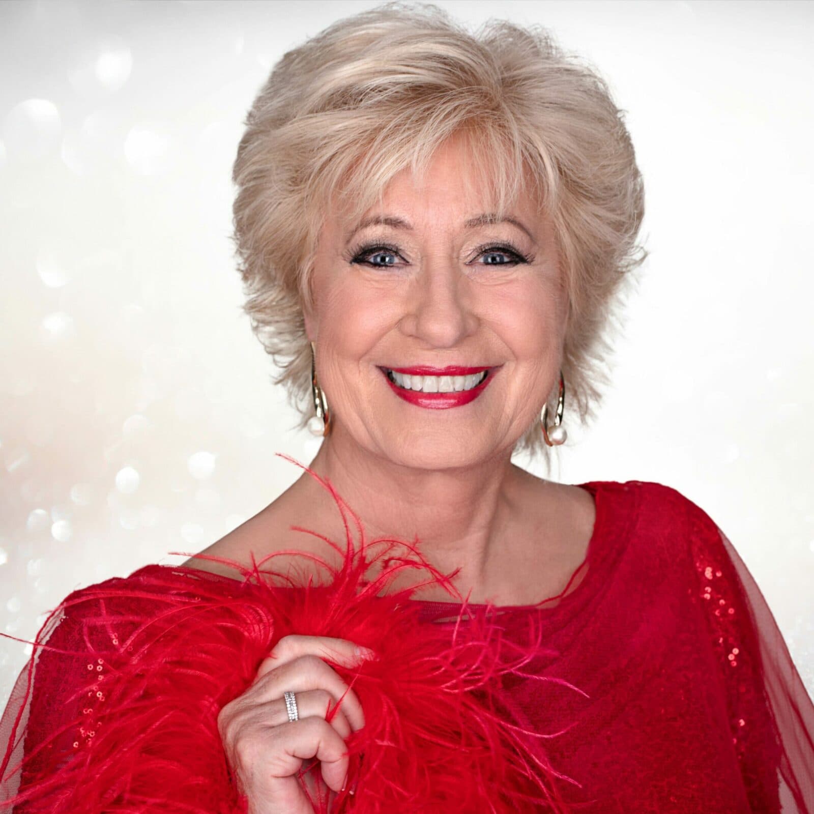 Birthe Kjær rød kjole profilbillede.1