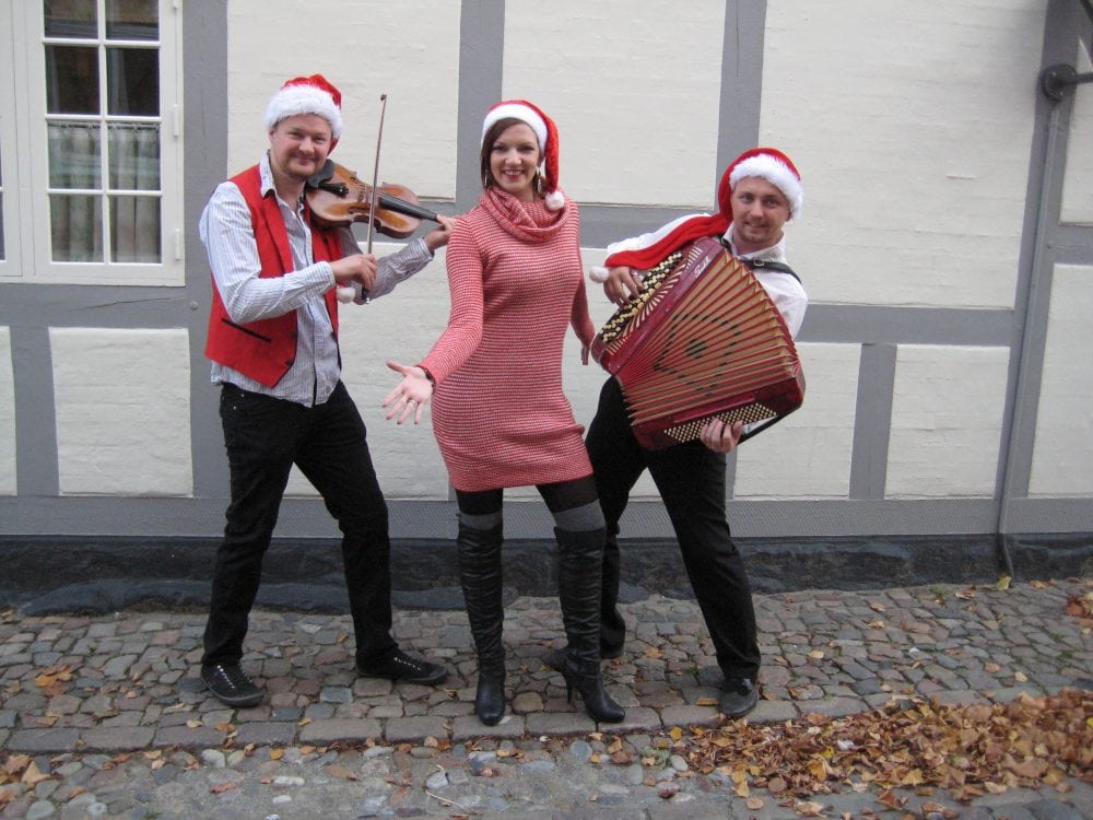 Bjældeklang poserer med instrumenter