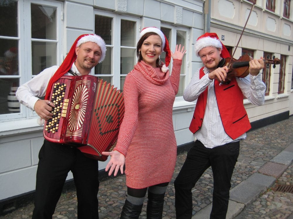 Bjældeklang på gaden med instrumenter