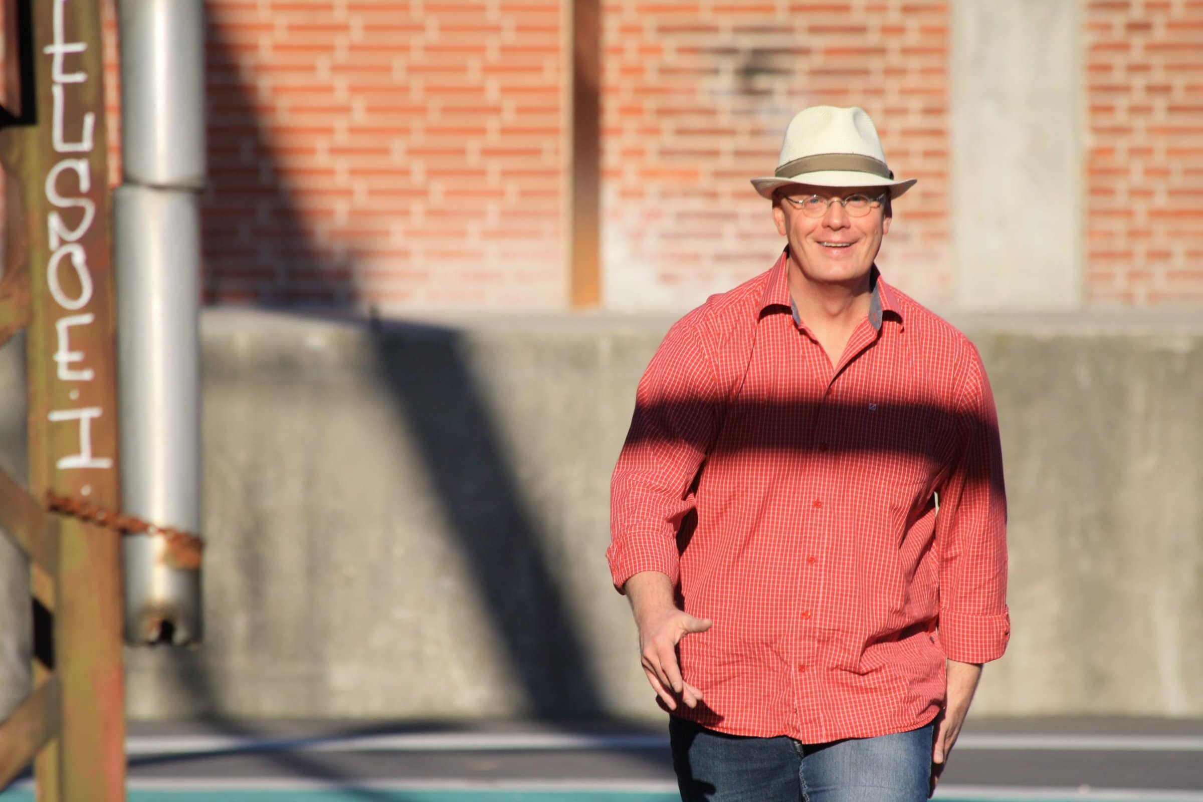 Bjarke iført rød skjorte - coverbillede