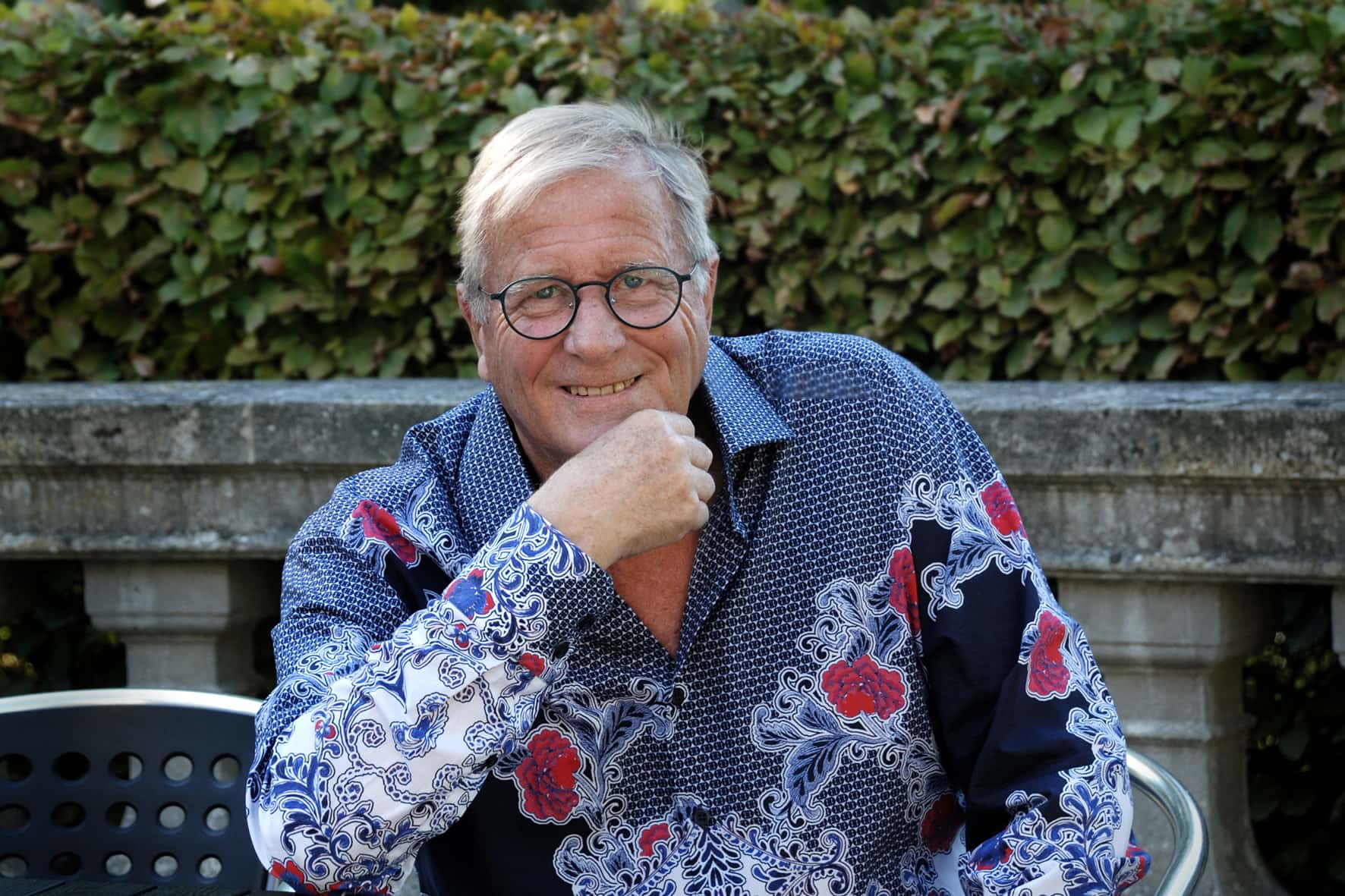 Bjarne Lisby siddende i blomstret skjorte