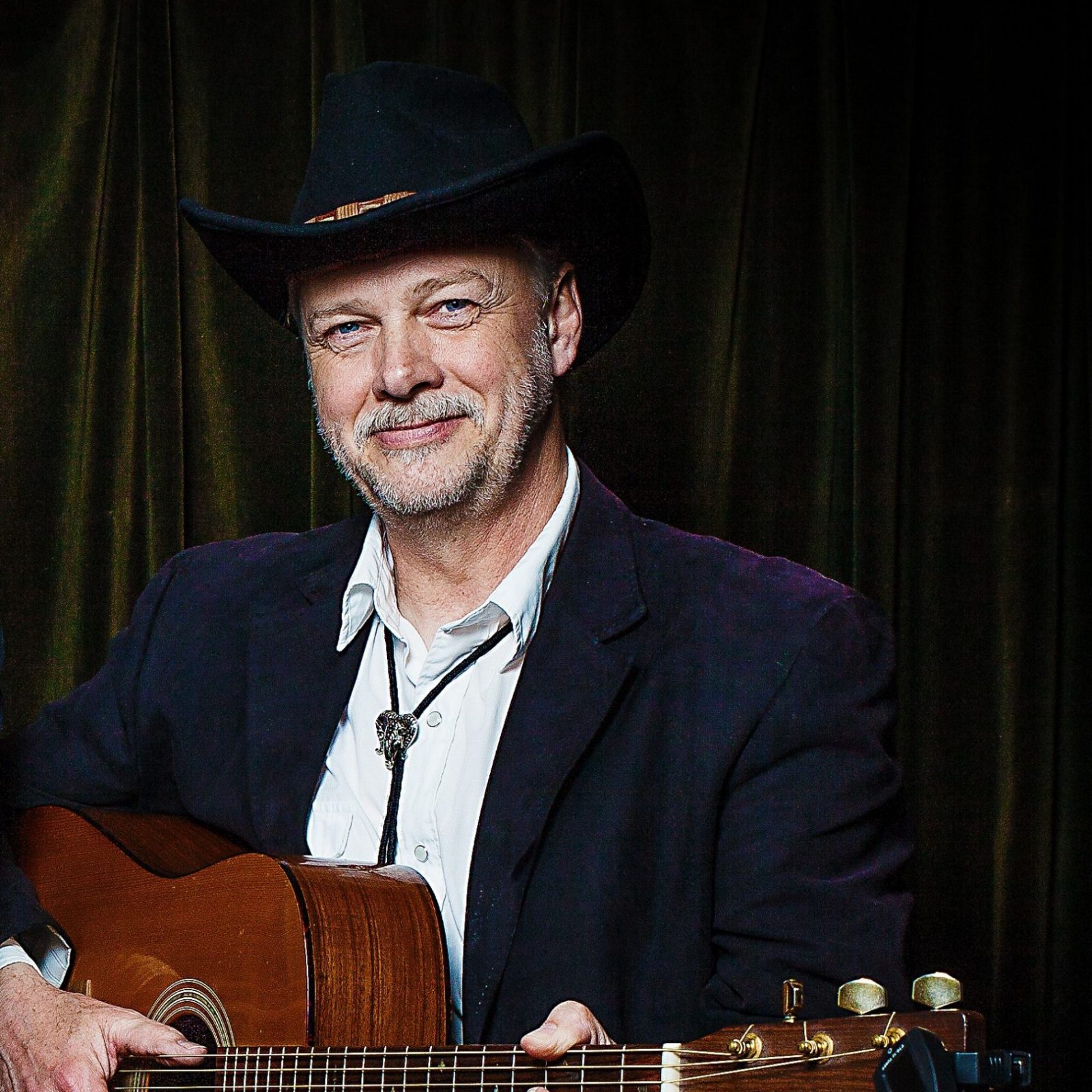 Bo Steffensen med hat og guitar