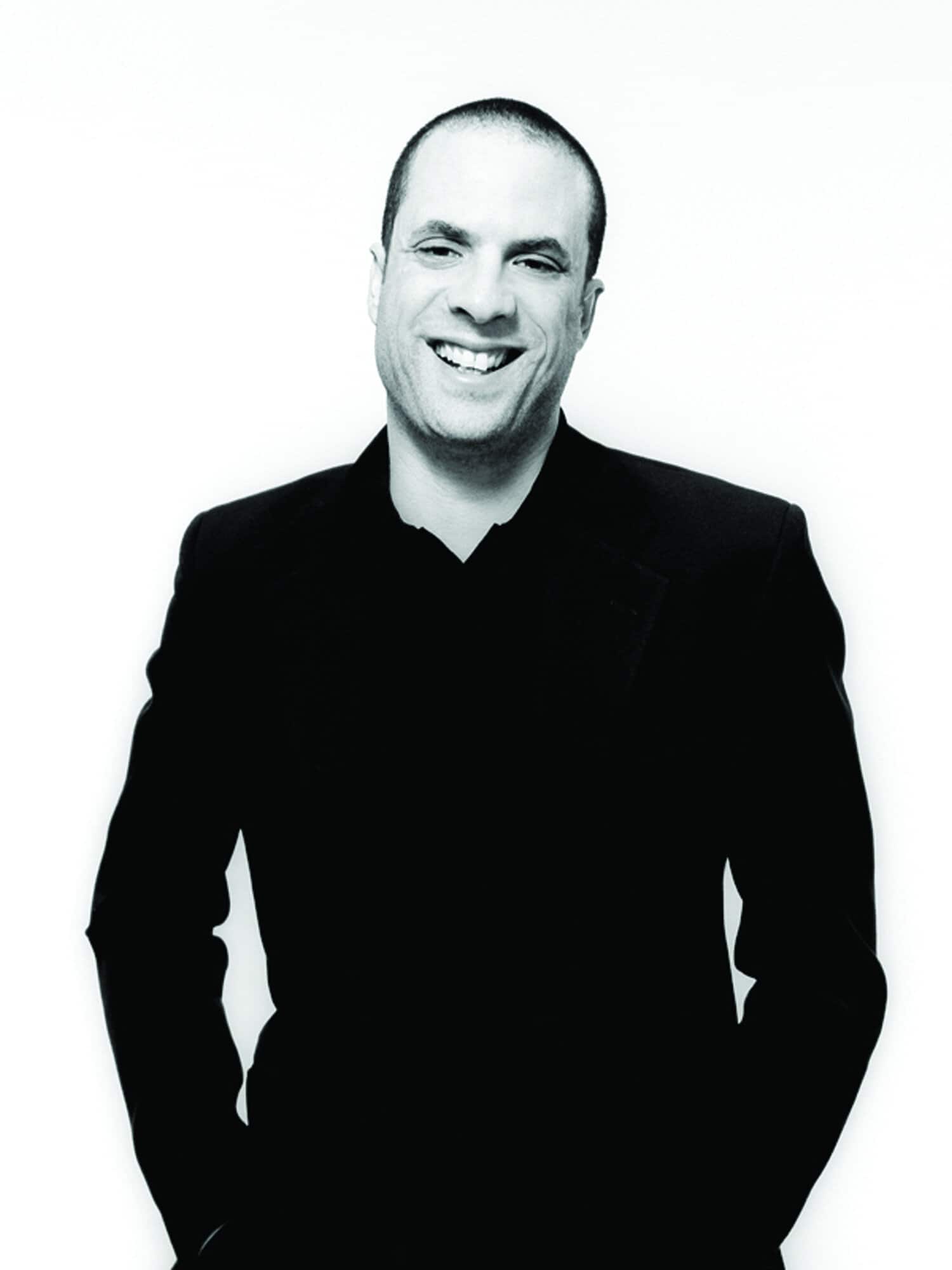 Bobo Moreno foran hvid baggrund