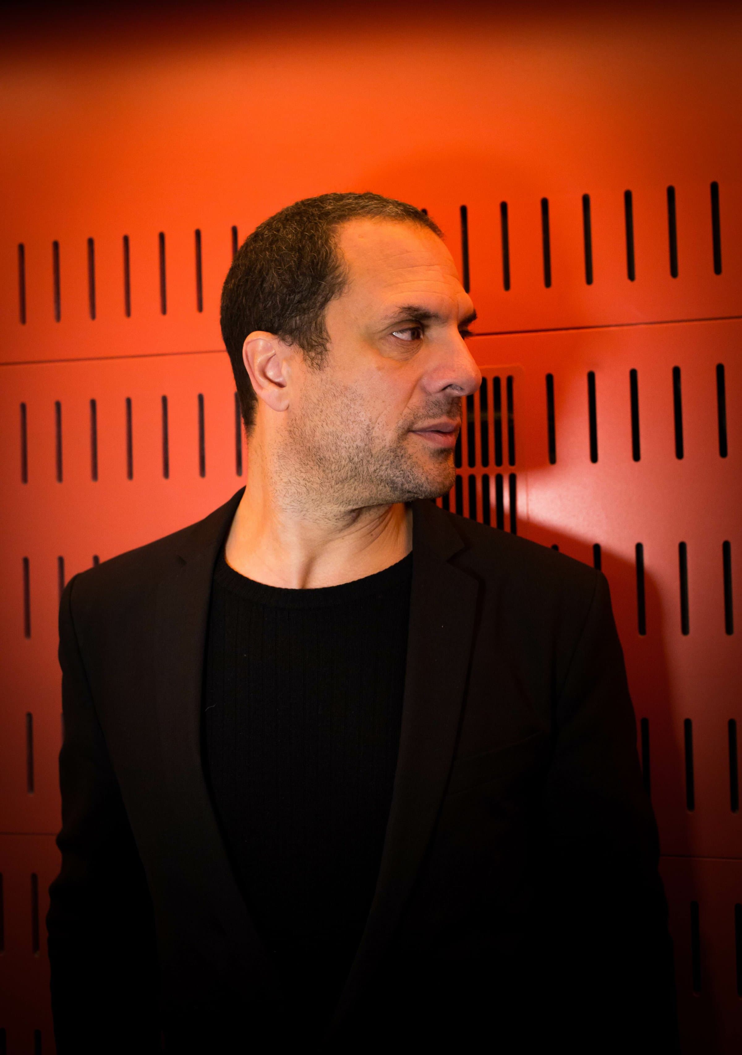 Bobo Moreno foran orangevæg.4