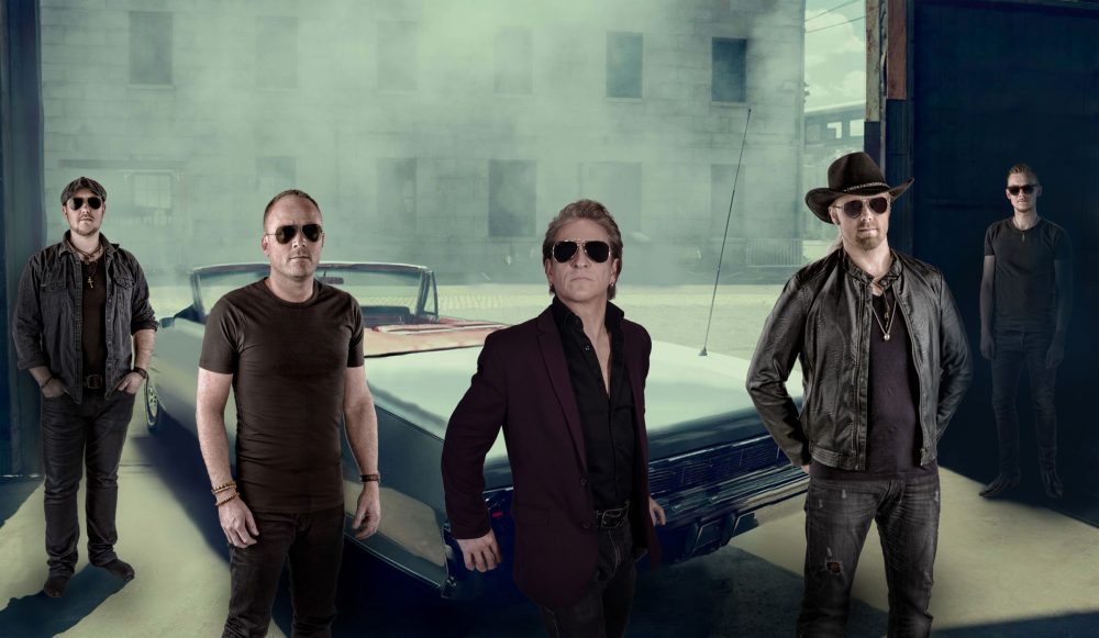Bon jovi jam foran greenscreen ved bil i en garage