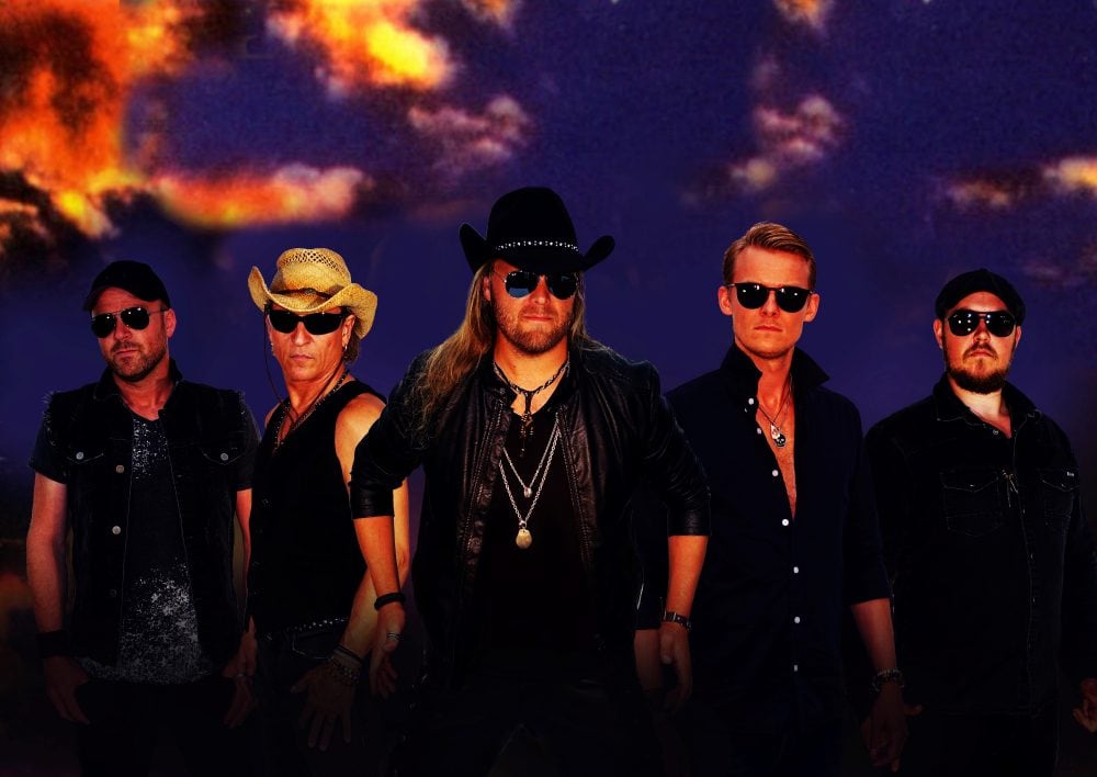 Bon jovi jam med solbriller på række foran et sky format