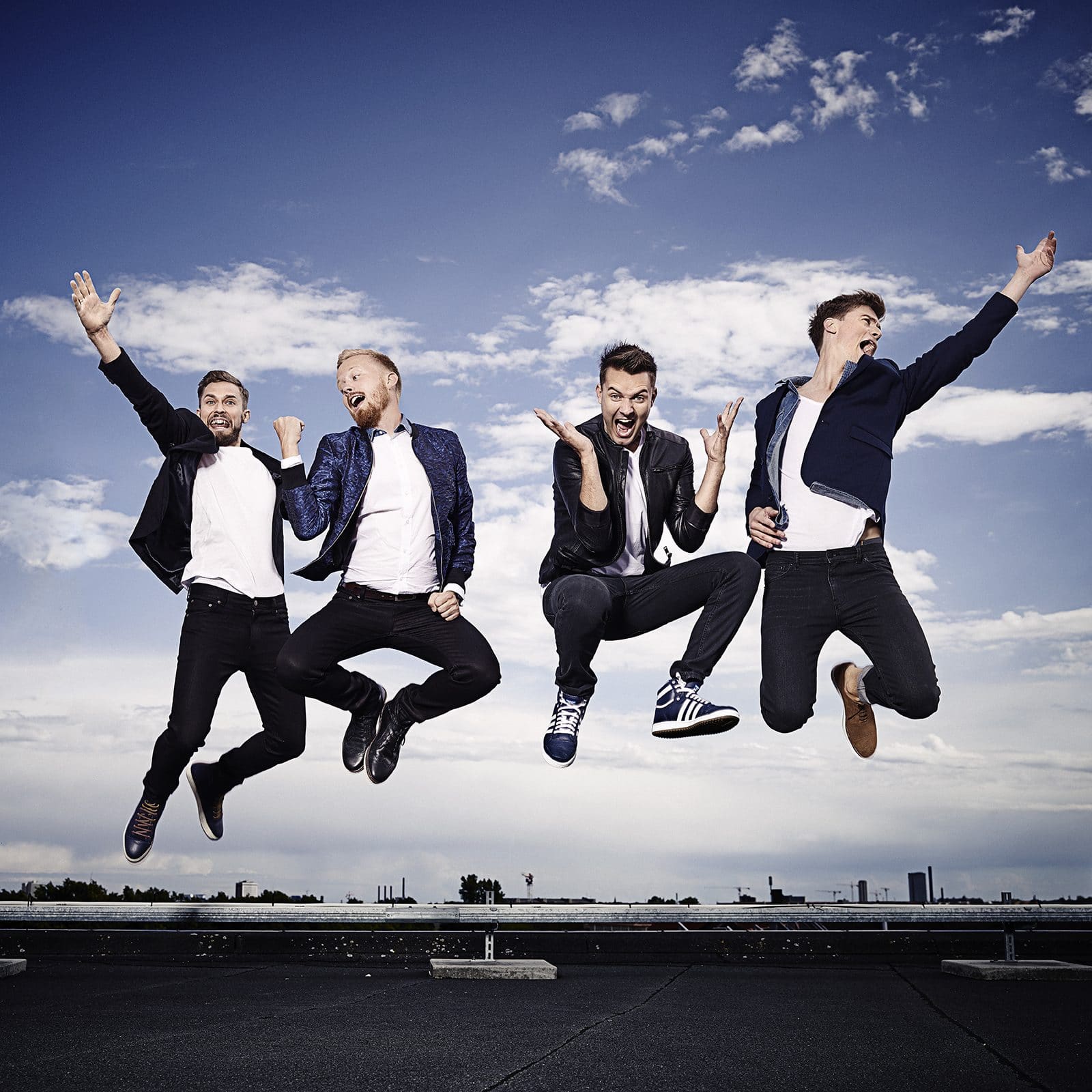 Bottle Boys hopper op i luften