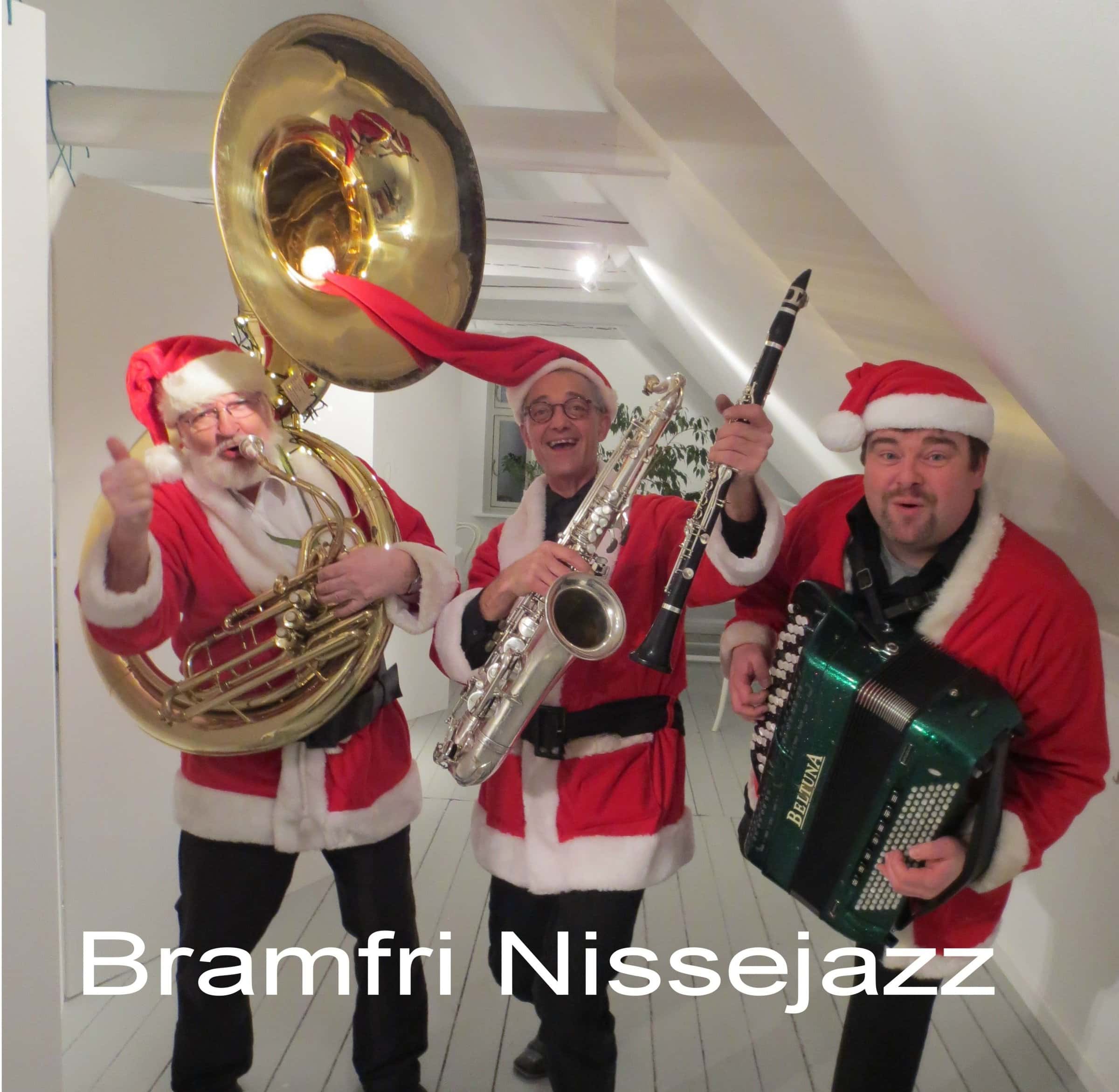 Bramfri Nisse Street Parade indendørs med instrumenter