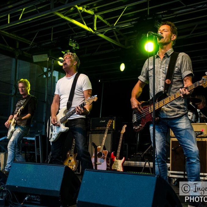 Bryan Adams Jam optræder med grønt scenelys