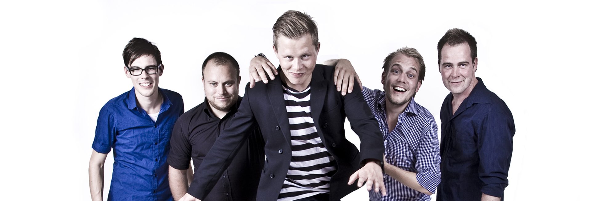 Burgermeisters løfter person i midten - coverbillede