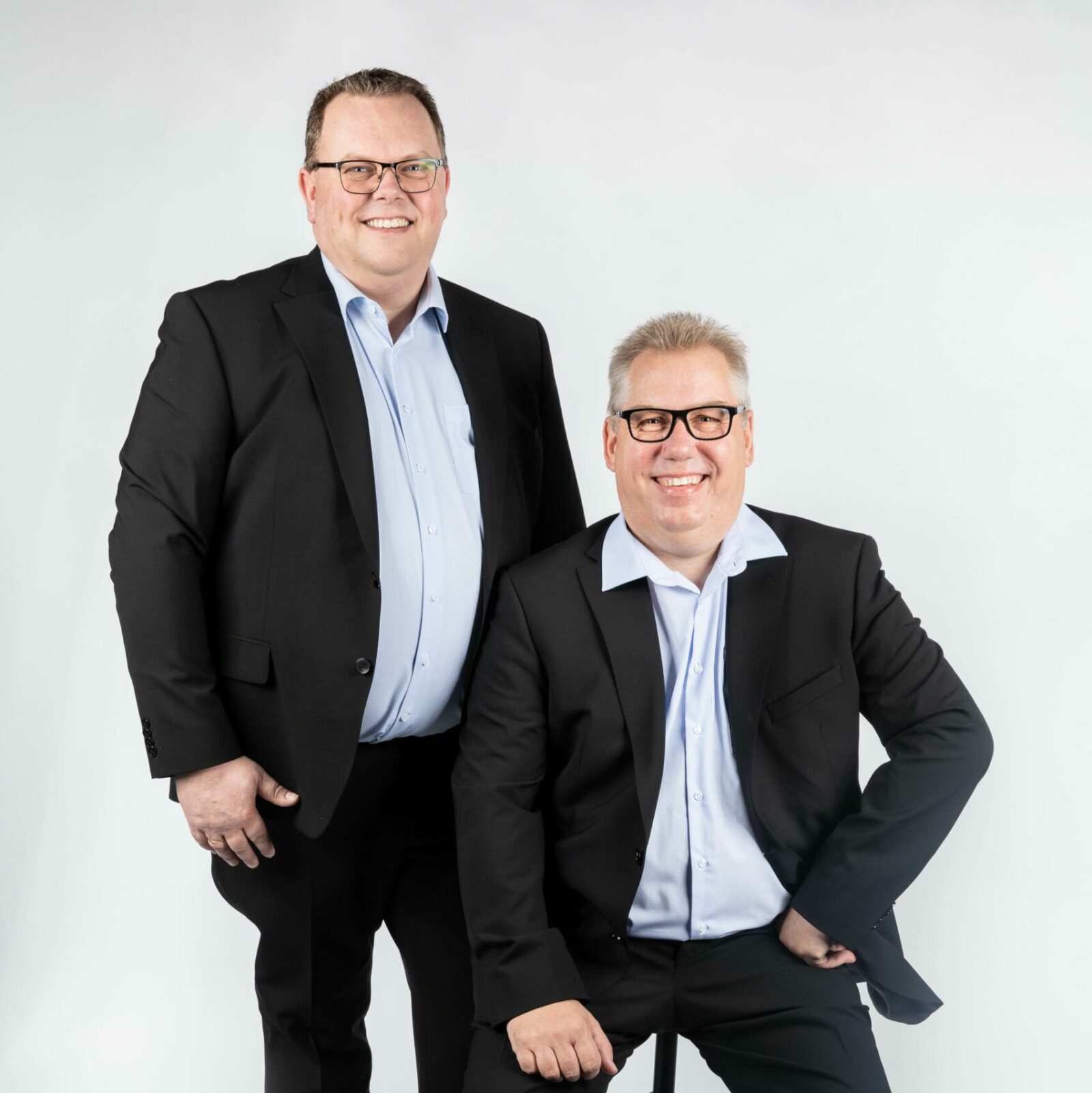 Butterflies siddende og stående iført suits