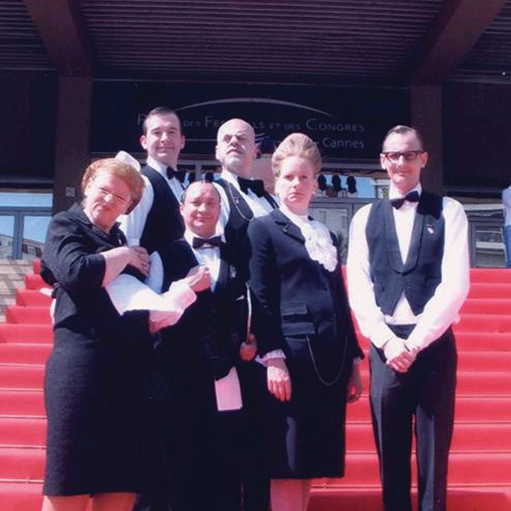 Café Kølbert seks personer på rød løber