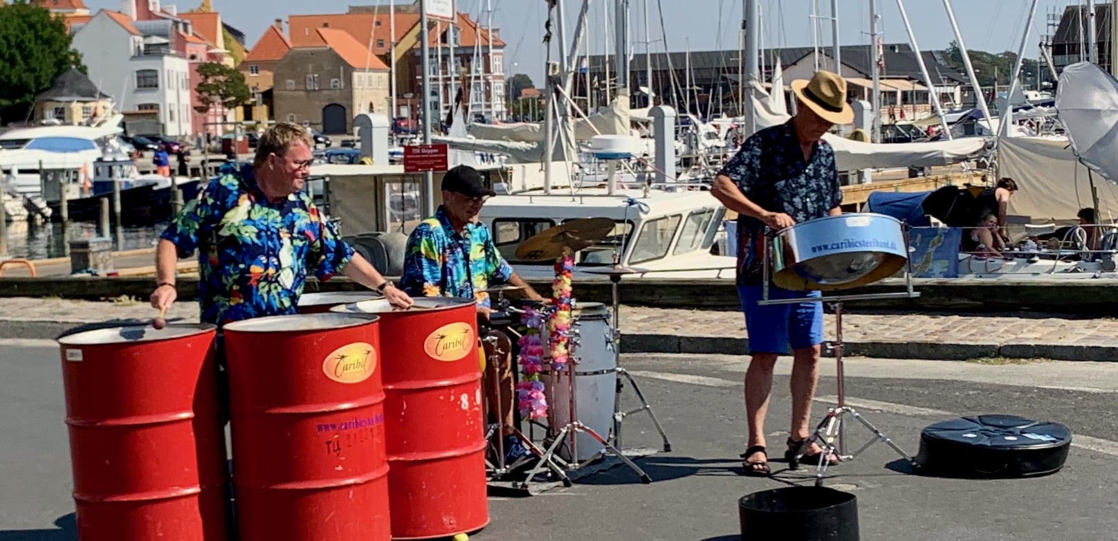 Caribic Steelband på en havn 2