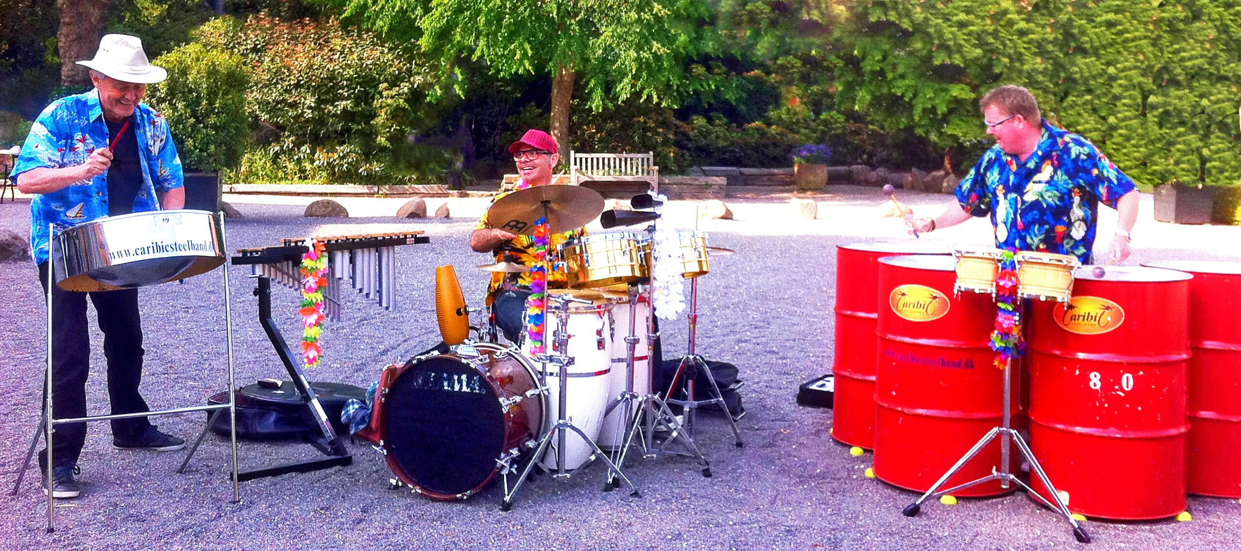 Caribic Steelband mand på trommer udendørs.2