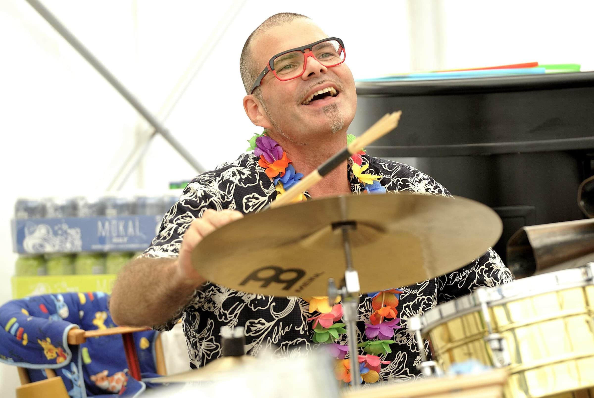 Mand med briller ved trommesæt