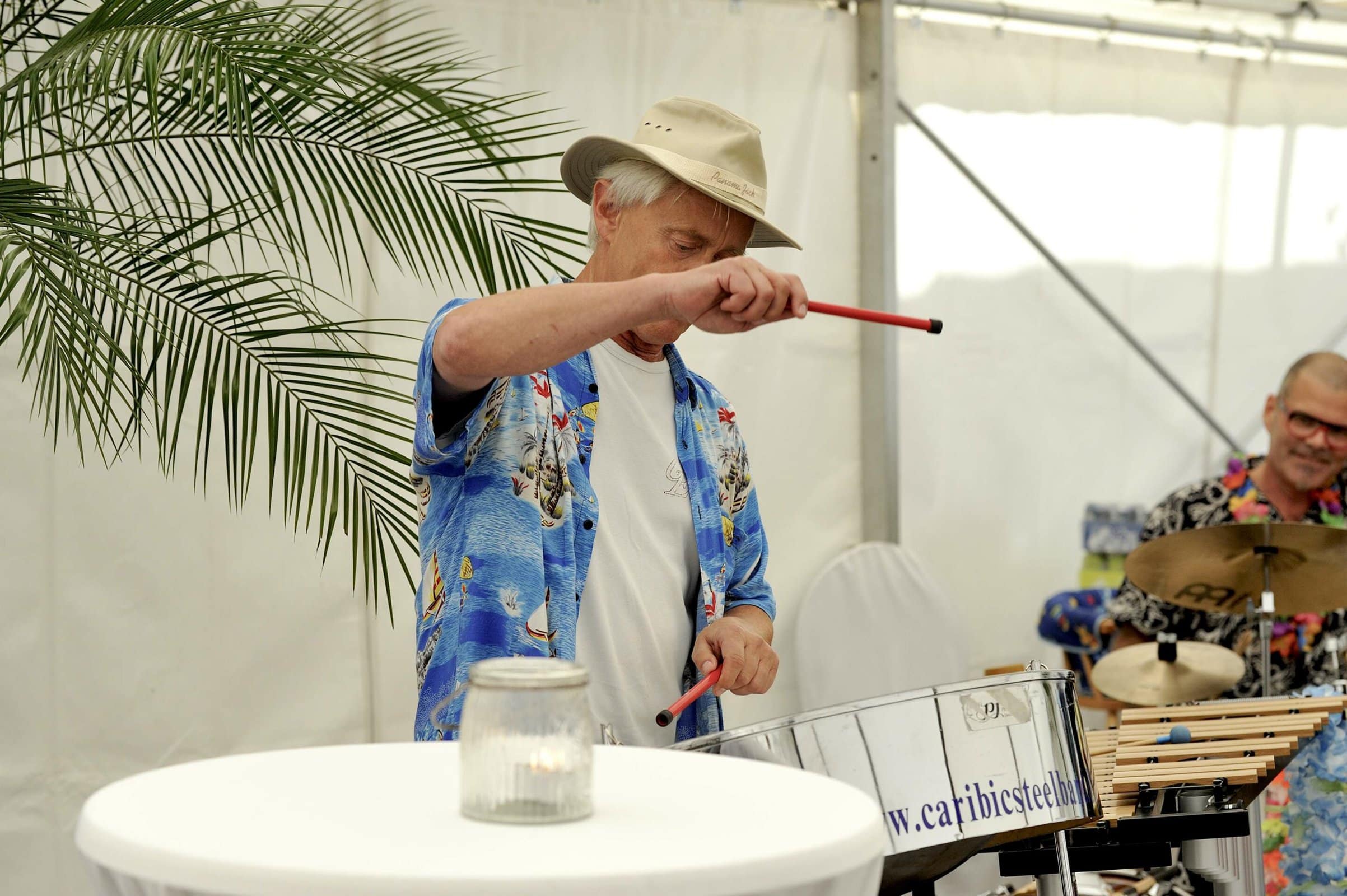 Mand indenfor ved tromme