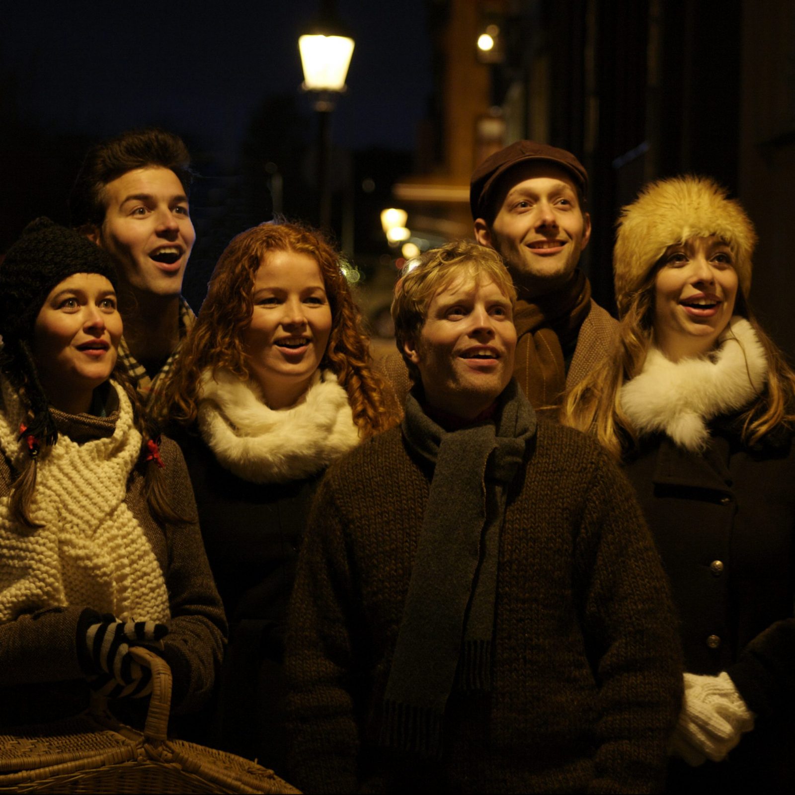 Carol Singers udendørs med varmt tøj