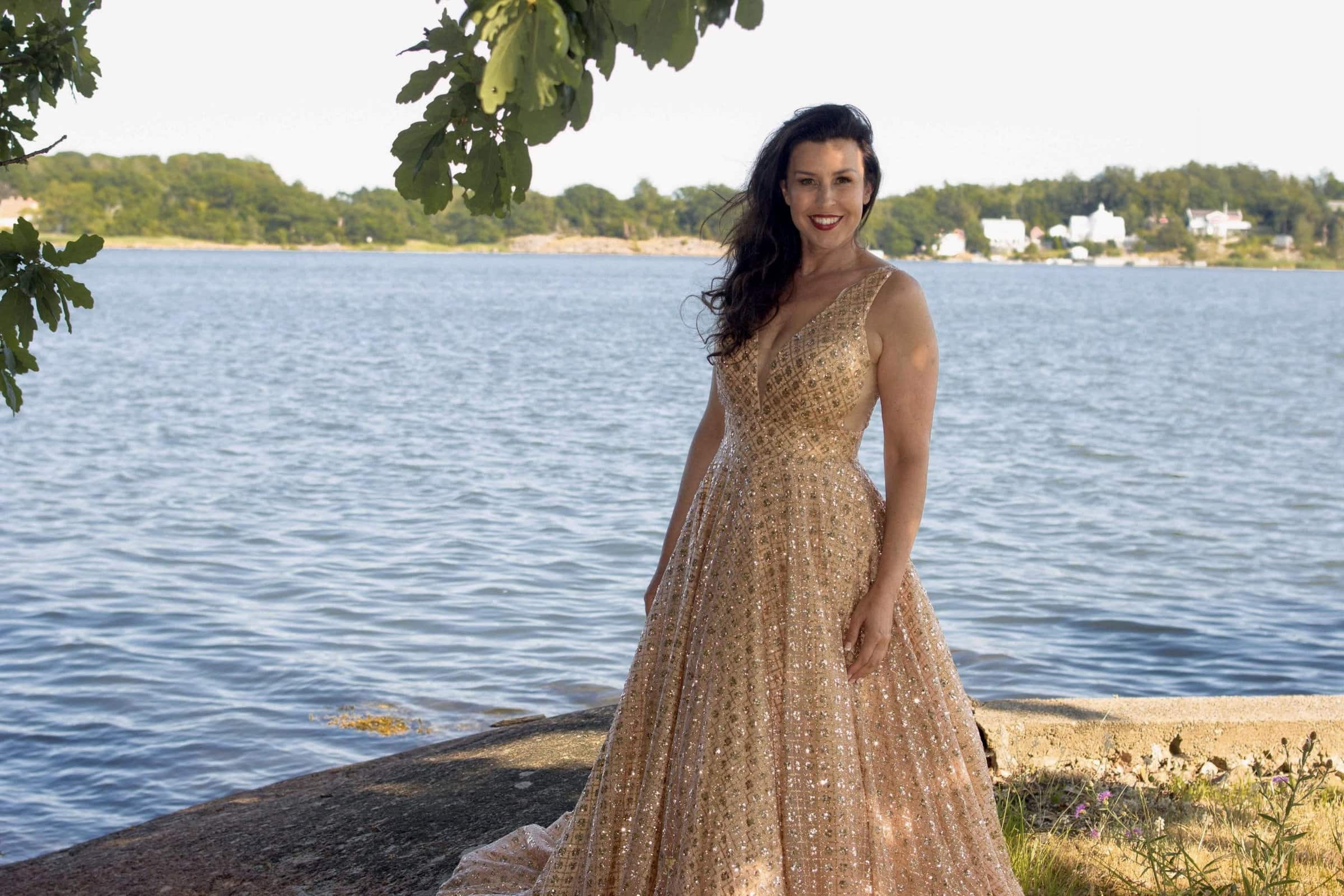 Cecilia Lindwall guld kjole foran vand