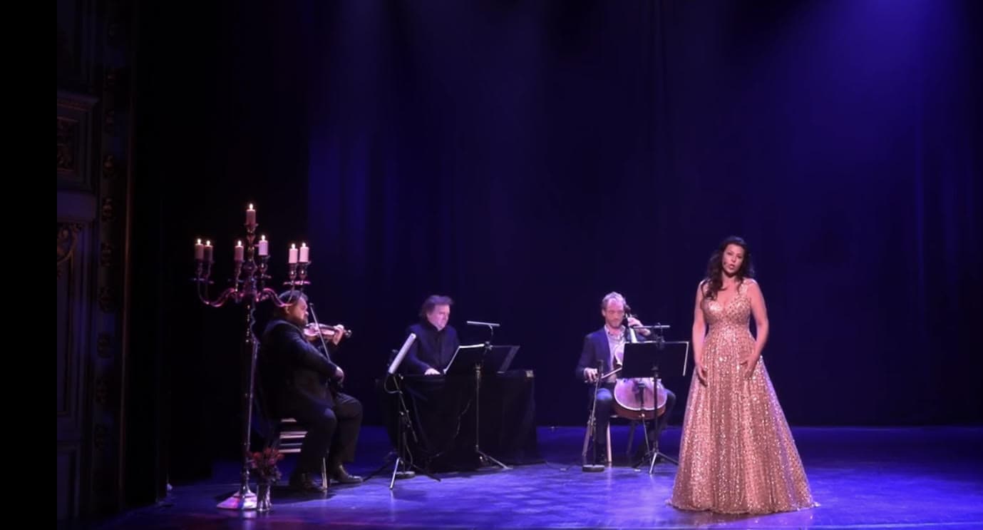 Cecilia Lindwall på scene med orkester guld kjole