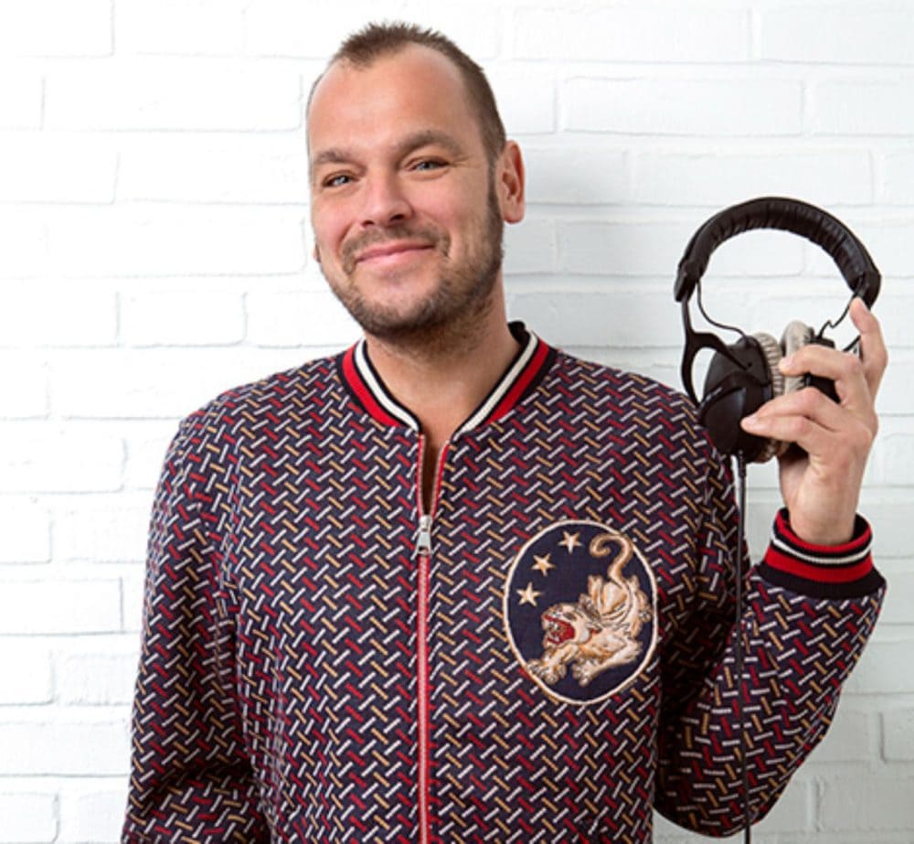 Chief 1 står med headset i hånden