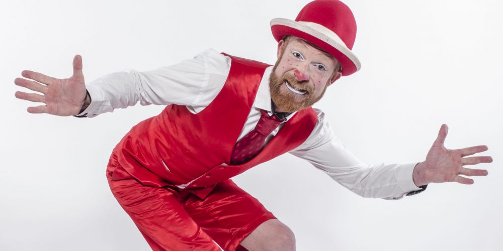 Mr. Big ruller ud iført rødt tøj