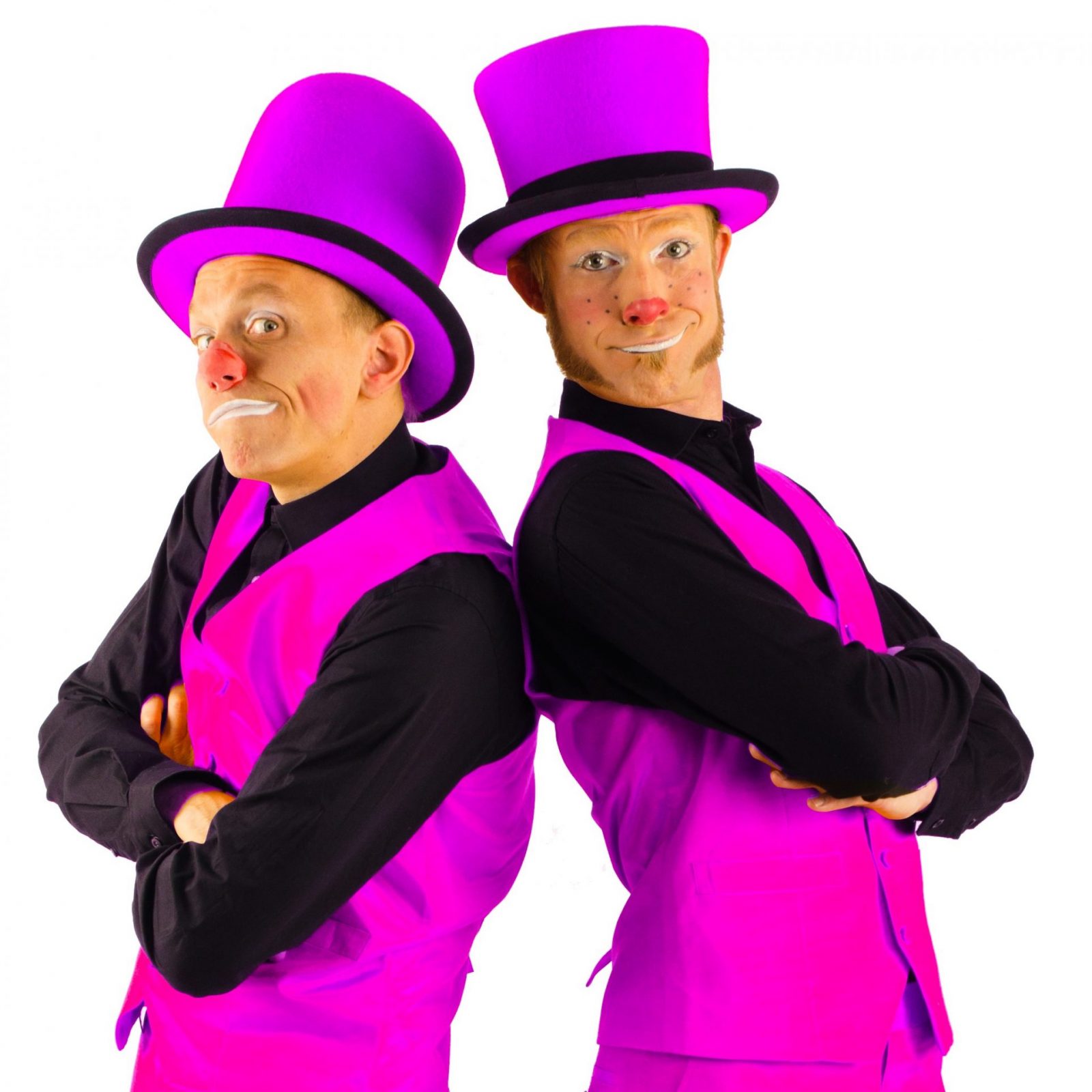 Cirkus Pink med krydsede arme og med hatte