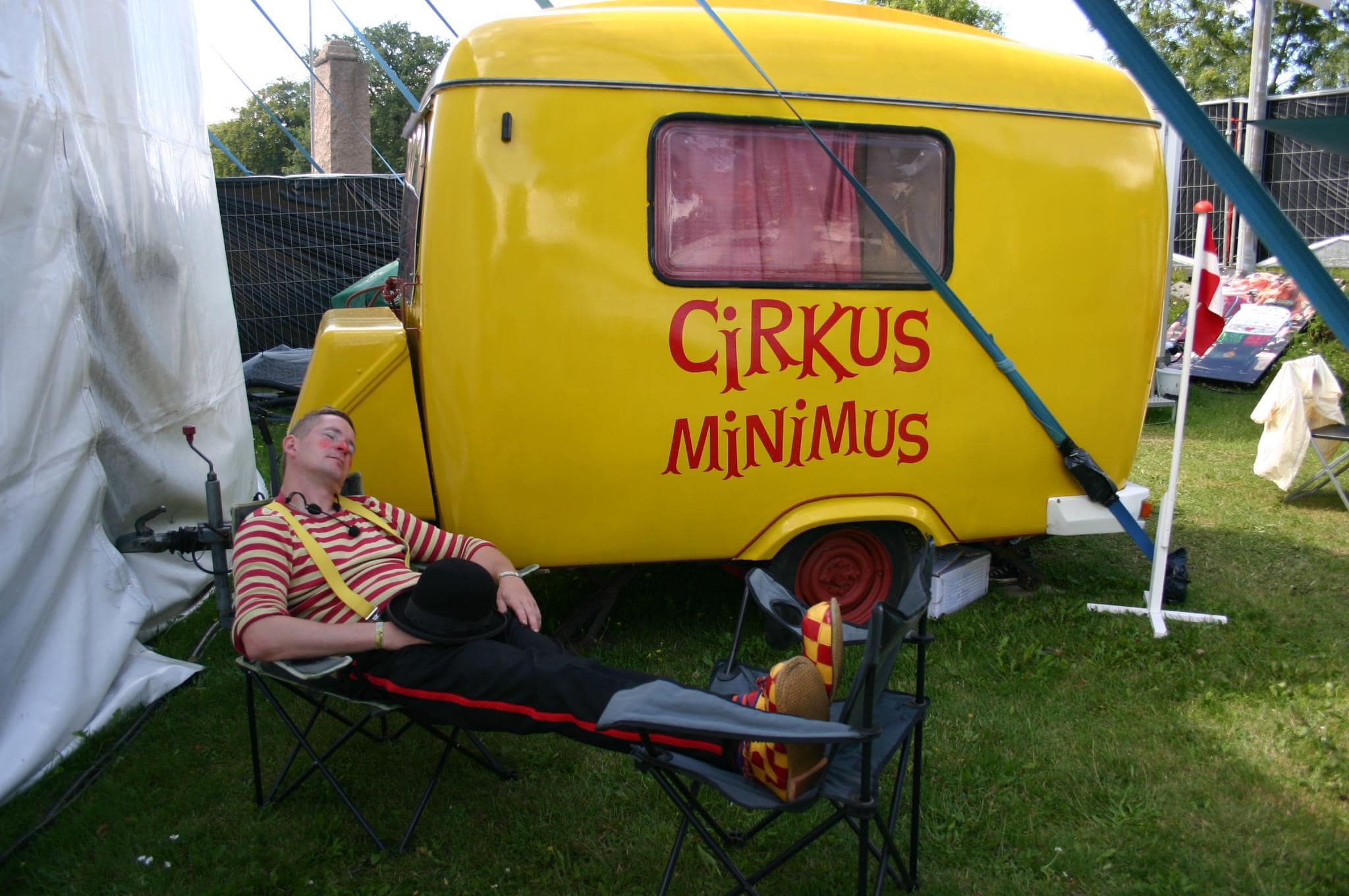 Cirkus Minimus liggende i stole