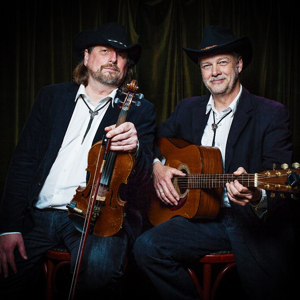 C'n'B siddende med hatte og instrumenter