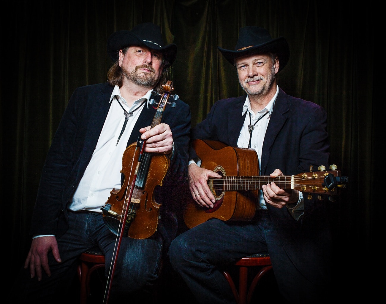 C'n'B siddende på stole med instrumenter